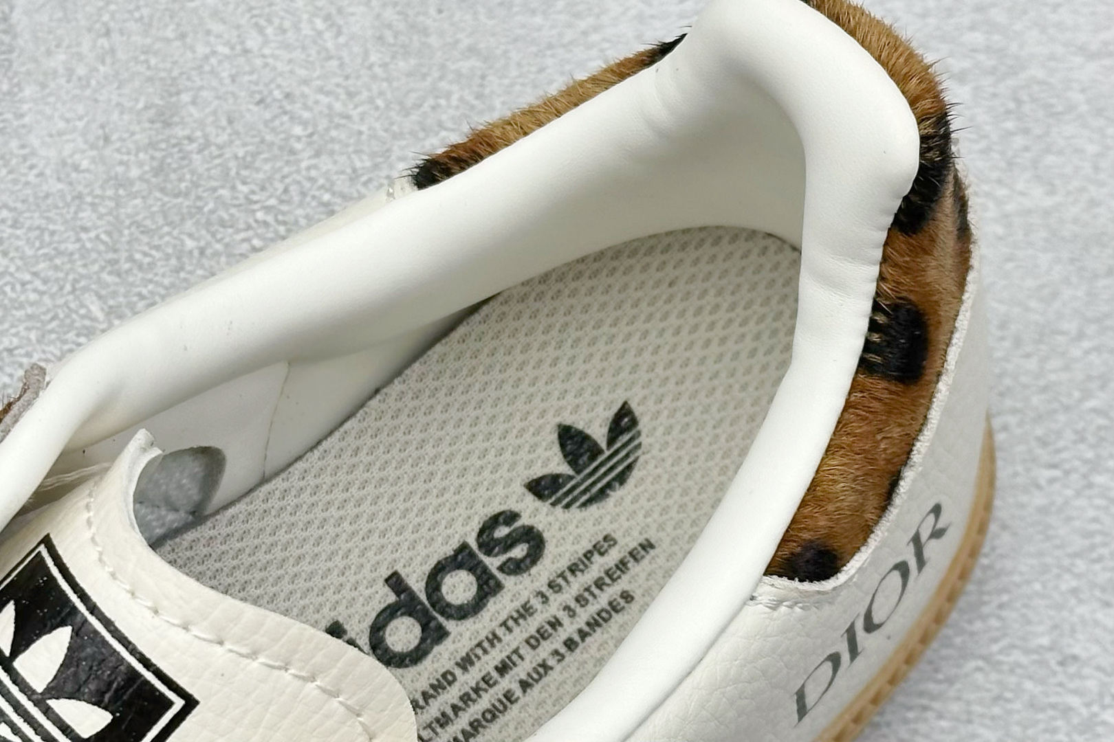 200 adidoriginals Samba OG x DIOR 豹纹 桑巴舞系列复古经典轻便板鞋 XR0009-Chinese UA Cheap High Quatity Brand Clothes Bags handbags Sneakers wholesale wholesaler seller from China Factory suppliers Fashion Clothing Shoes best Quality Beautiful Price 200 adidoriginals Samba OG x DIOR 豹纹 桑巴舞系列复古经典轻便板鞋 XR0009