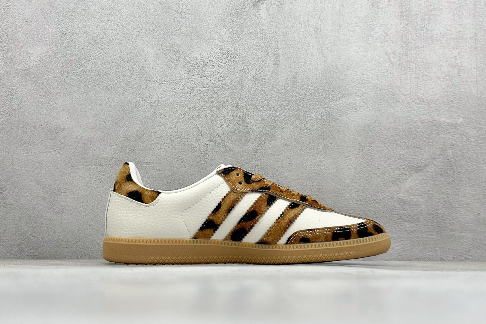 200 adidoriginals Samba OG x DIOR 豹纹 桑巴舞系列复古经典轻便板鞋 XR0009-Chinese UA Cheap High Quatity Brand Clothes Bags handbags Sneakers wholesale wholesaler seller from China Factory suppliers Fashion Clothing Shoes best Quality Beautiful Price 200 adidoriginals Samba OG x DIOR 豹纹 桑巴舞系列复古经典轻便板鞋 XR0009