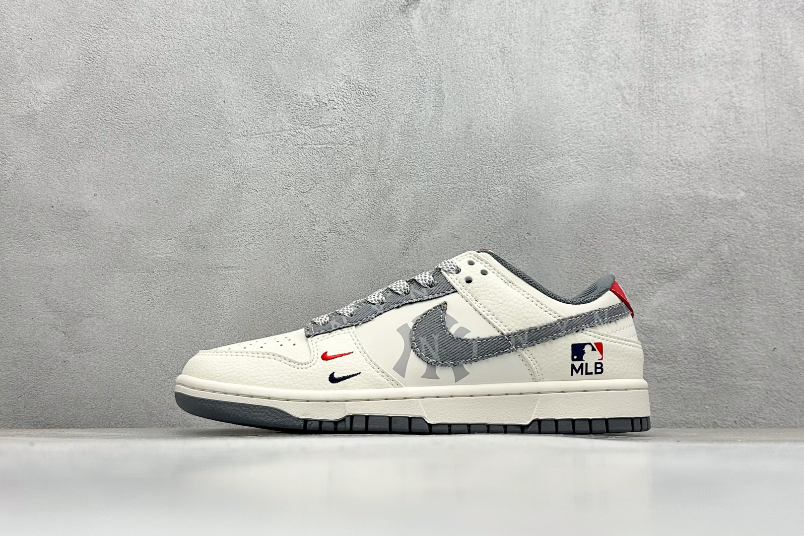 NO:340084,【Spot】Open store Nike SB Dunk Low x MLB White and black double hooks Produced by Pure original factory Highly recommended Original head layer material Exclusive version distillation processing brings better visual and foot experience Large factory pure original quality shipment Cleanliness Electric embroidery process Clean cut without any burrs Perfect details Official item number HS Size 36 36.5 37.5 38 38.5 39 40 40.5 41 42 42.5 43 44 44.5 45 Code 36, sports shoes series, sneakers19860909【現貨】 放店私 Nike SB Dunk Low x MLB 白黑双小勾 纯原大厂出品 极力推荐 原装头层材料 独家版型蒸餾加工 帶來的是更好的视觉和脚感体验 大厂纯原品质出货 清洁度 电绣工艺 皮料切割干净无任何毛边 细节完美 官方货号HS 尺码36 36.5 37.5 38 38.5 39 40 40.5 41 42 42.5 43 44 44.5 45 编码36,运动鞋系列,sneakers,Men's shoes