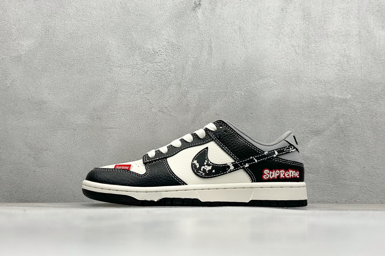 NO:340119,【Spot】Open store Nike SB Dunk Low x Superme Black and white Pure original factory highly recommended Original head layer material Exclusive version distillation processing brings better visual and foot experience Large factory pure original quality shipment Cleanliness Electric embroidery process Clean leather cutting without any burrs Perfect details Official item number HS2506 Size 36 36.5 37.5 38 38.5 39 40 40.5 41 42 42.5 43 44 44.5 45 Code 36, sports shoes series, sneakers19860909【現貨】 放店私 Nike SB Dunk Low x Superme 黑白 纯原大厂出品 极力推荐 原装头层材料 独家版型蒸餾加工 帶來的是更好的视觉和脚感体验 大厂纯原品质出货 清洁度 电绣工艺 皮料切割干净无任何毛边 细节完美 官方货号HS2506 尺码36 36.5 37.5 38 38.5 39 40 40.5 41 42 42.5 43 44 44.5 45 编码36,运动鞋系列,sneakers,Men's shoes