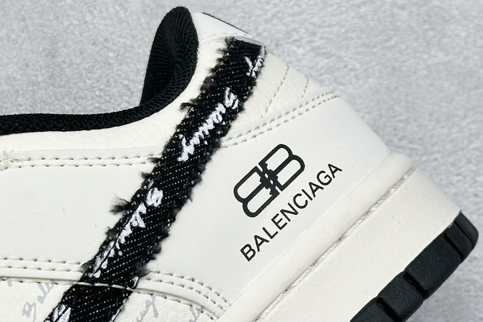 240 Nike SB Dunk Low x Balenciaga 黑白小勾 XD1588-226-Chinese UA Cheap High Quatity Brand Clothes Bags handbags Sneakers wholesale wholesaler seller from China Factory suppliers Fashion Clothing Shoes best Quality Beautiful Price 240 Nike SB Dunk Low x Balenciaga 黑白小勾 XD1588-226
