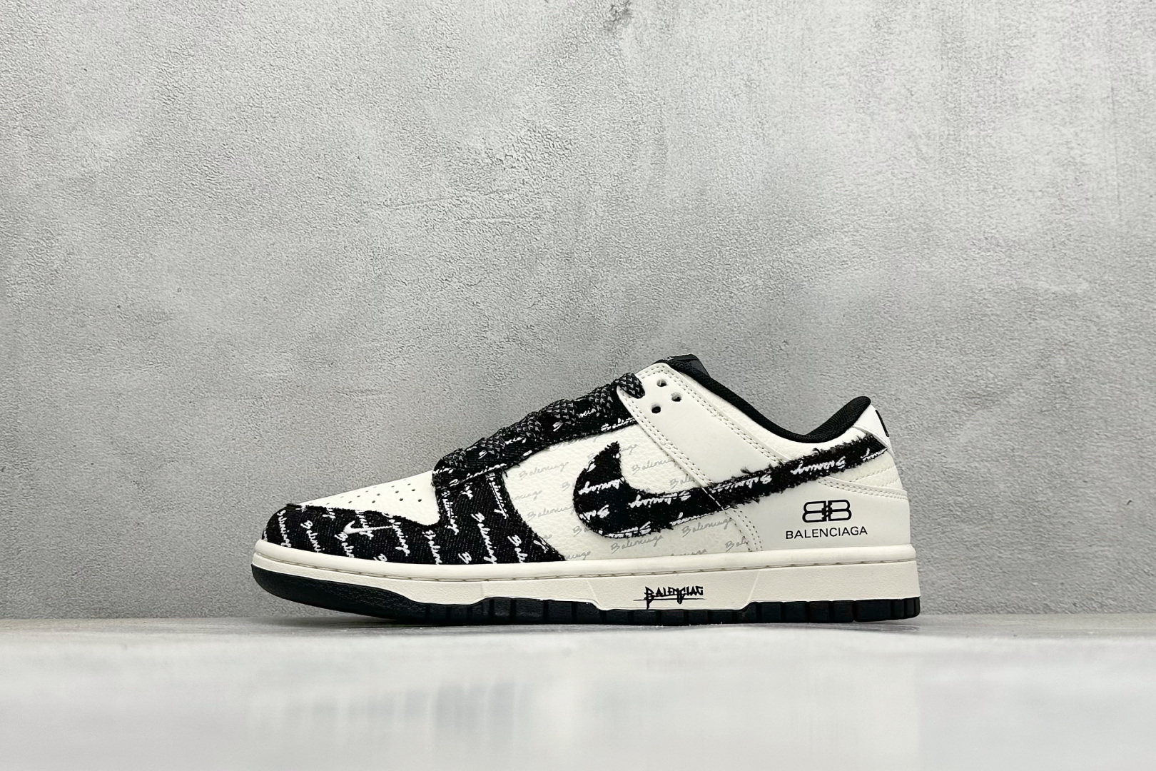 NO:340095,【Spot】Open store Nike SB Dunk Low x Balenciaga Black and white hooks produced by Pure original factory Highly recommended Original head layer material Exclusive version distillation processing brings better visual and foot experience Large factory pure original quality shipment Cleanliness Electric embroidery process Clean leather cutting without any burrs Perfect details Official item number XD 226 Size 36 36.5 37.5 38 38.5 39 40 40.5 41 42 42.5 43 44 44.5 45 Code 36, sneakers series, balenciaga, sneakers19860909【現貨】 放店私 Nike SB Dunk Low x Balenciaga 黑白小勾 纯原大厂出品 极力推荐 原装头层材料 独家版型蒸餾加工 帶來的是更好的视觉和脚感体验 大厂纯原品质出货 清洁度 电绣工艺 皮料切割干净无任何毛边 细节完美 官方货号XD 226 尺码36 36.5 37.5 38 38.5 39 40 40.5 41 42 42.5 43 44 44.5 45 编码36,运动鞋系列,balenciaga,sneakers,Men's shoes