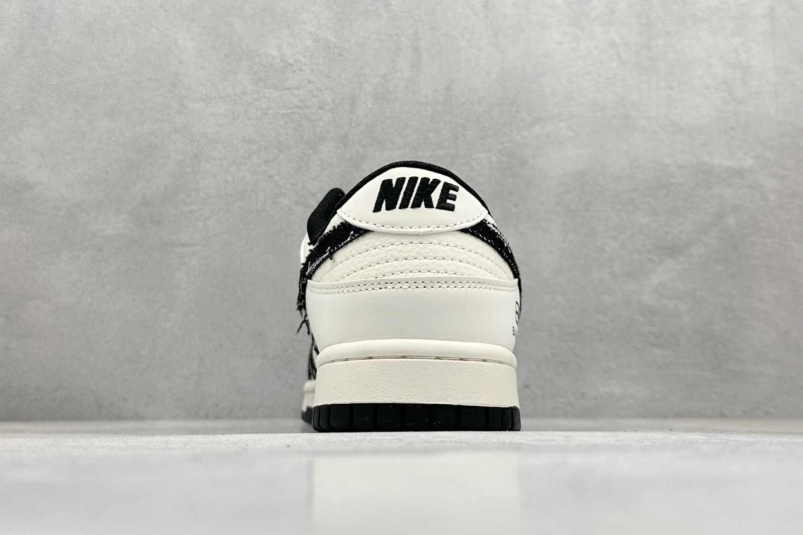 240 Nike SB Dunk Low x Balenciaga 黑白小勾 XD1588-226-Chinese UA Cheap High Quatity Brand Clothes Bags handbags Sneakers wholesale wholesaler seller from China Factory suppliers Fashion Clothing Shoes best Quality Beautiful Price 240 Nike SB Dunk Low x Balenciaga 黑白小勾 XD1588-226