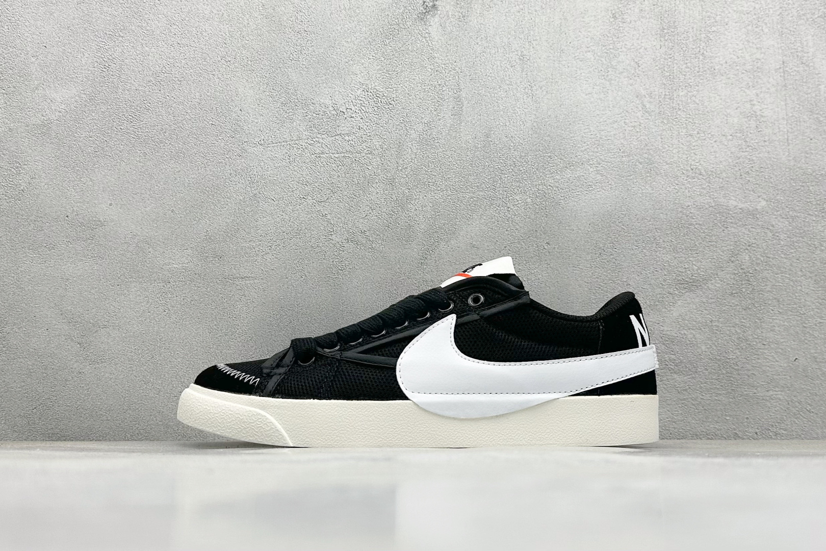 NO:354965,Local terminal store NIke Blazer Mid’77 Jumbo Classic versatile low-top Trailblazer casual sports shoes Real sulfide aluminum last production Original fabric splicing Exclusive cut-out perfect shoe shape Taiwan imported soft lychee top leather Original box real label Correct environmentally friendly midsole Original mold opening Article number: DQ1470-010 Size 36-45 Code 26,19860909本地 终端放店 NIke Blazer Mid‘77 Jumbo 经典百搭低帮开拓者休闲运动板鞋 真硫化铝楦制作 原厂布料拼接 独家裁片完美鞋型 台湾进口软感荔枝头层皮 原盒真标 正确环保中底 原版开模 货号: DQ1470-010 尺码36-45 编码26,,Men's shoes