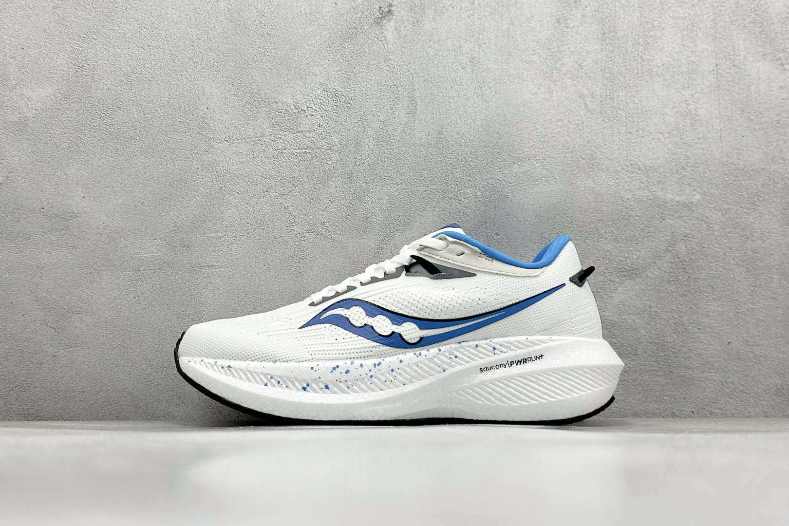 NO:354872,Local terminal store SF version Saucony Triumph 21 SF flagship cushioned running shoes New FLAT-KNIT upper softly wrap the locking foot PWRRUN+ cushioned midsole material re-tuned rebound better 10MM slope difference is more suitable for most people's running posture 7MM PWRRUN+ insole further improves cushioning rebound performance XT-900 upgrades rubber outsole to further improve grip and wear resistance Official item number: S20881 Size: 36 37.5 38 38.5 39 40 40.5 41 42 42.5 43 44 45 Code 29,19860909本地 终端放店 SF版Saucony Triumph 21 索康尼旗舰级缓震型跑鞋 全新FLAT-KNIT鞋面 更能柔软包裹锁定脚面 PWRRUN+缓震中底重新调教的中底材料 回弹更好 10MM的坡差 更适合大部分人的跑姿 7MM PWRRUN+鞋垫进一步提升缓震回弹性能 XT-900升级橡胶大底 让抓地力与耐磨性更进一步 官方货号: S20881 尺码: 36 37.5 38 38.5 39 40 40.5 41 42 42.5 43 44 45 编码29,,Men's shoes