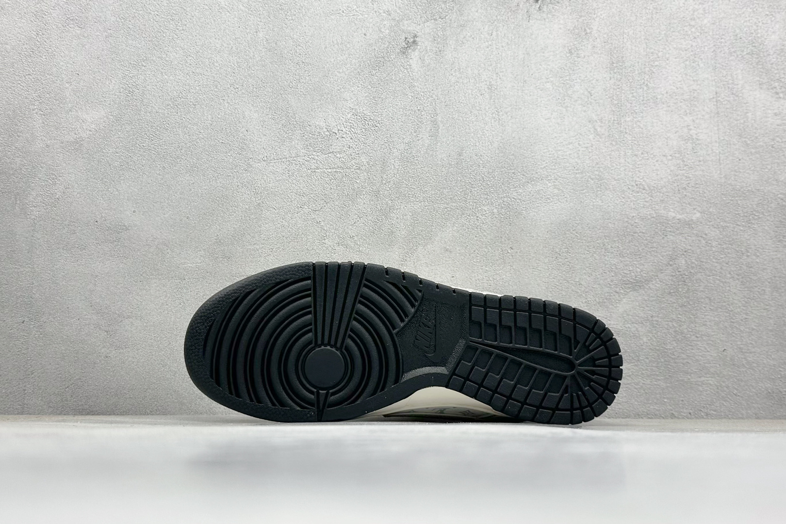 XC版Nike SB Dunk Low LV联名 灰布勾抽绳 周年高端定制 低帮休闲板鞋  YX5066-379