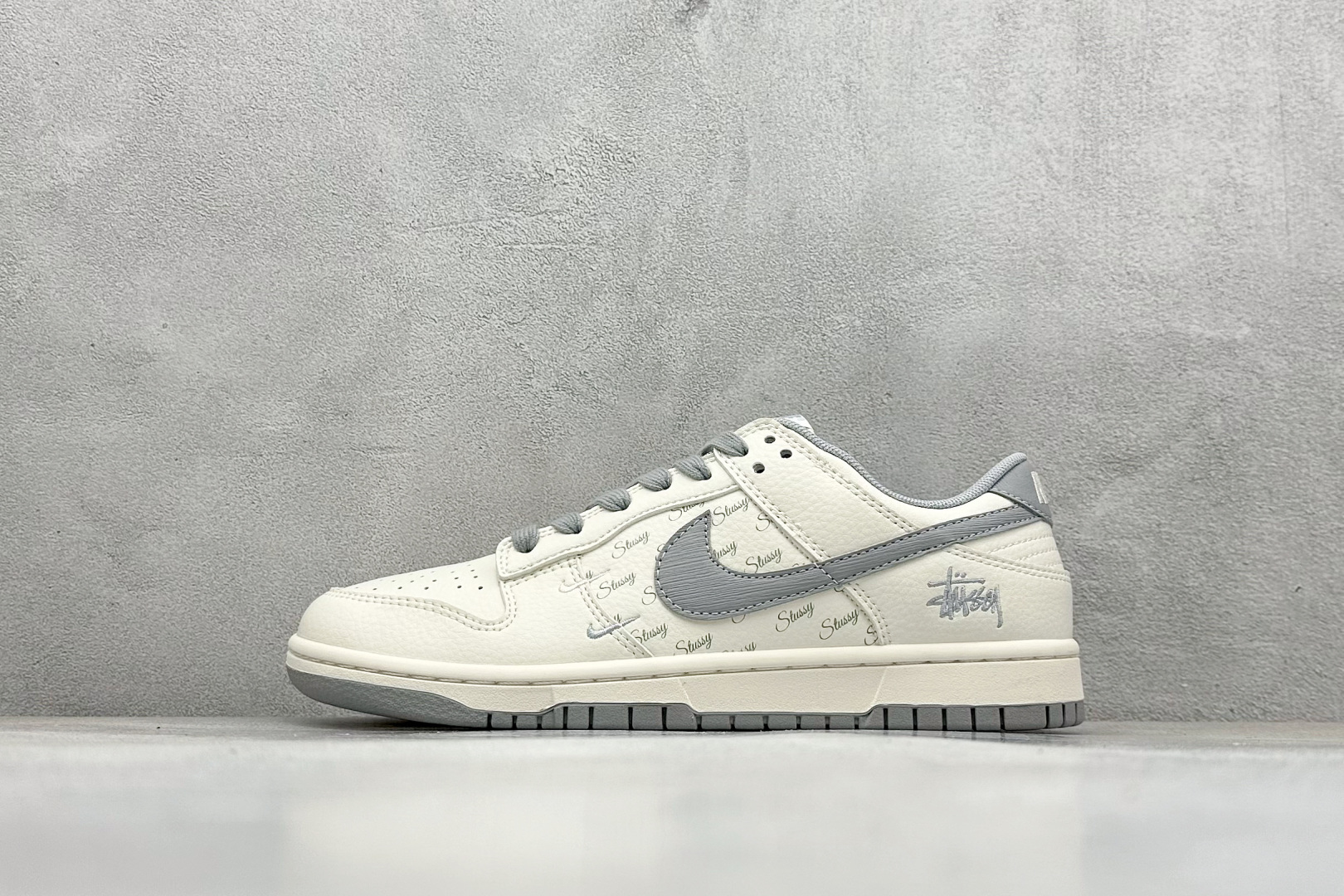 NO:340172,【Spot】Open store Nike SB Dunk Low x Stussy White gray double hooks Production from the original manufacturer Highly recommended Original head layer material Exclusive version distillation processing brings a better visual and foot experience Large factory pure original quality shipment Cleanliness Electric embroidery process Clean and cut leather without any burrs Perfect details Official item number XX Size 36 36.5 37.5 38 38.5 39 40 40.5 41 42 42.5 43 44 44.5 45 Code 30, sports shoes series, sneakers19860909【現貨】 放店私 Nike SB Dunk Low x Stussy 白灰双小钩 纯原大厂出品 极力推荐 原装头层材料 独家版型蒸餾加工 帶來的是更好的视觉和脚感体验 大厂纯原品质出货 清洁度 电绣工艺 皮料切割干净无任何毛边 细节完美 官方货号XX 尺码36 36.5 37.5 38 38.5 39 40 40.5 41 42 42.5 43 44 44.5 45 编码30,运动鞋系列,sneakers,Men's shoes