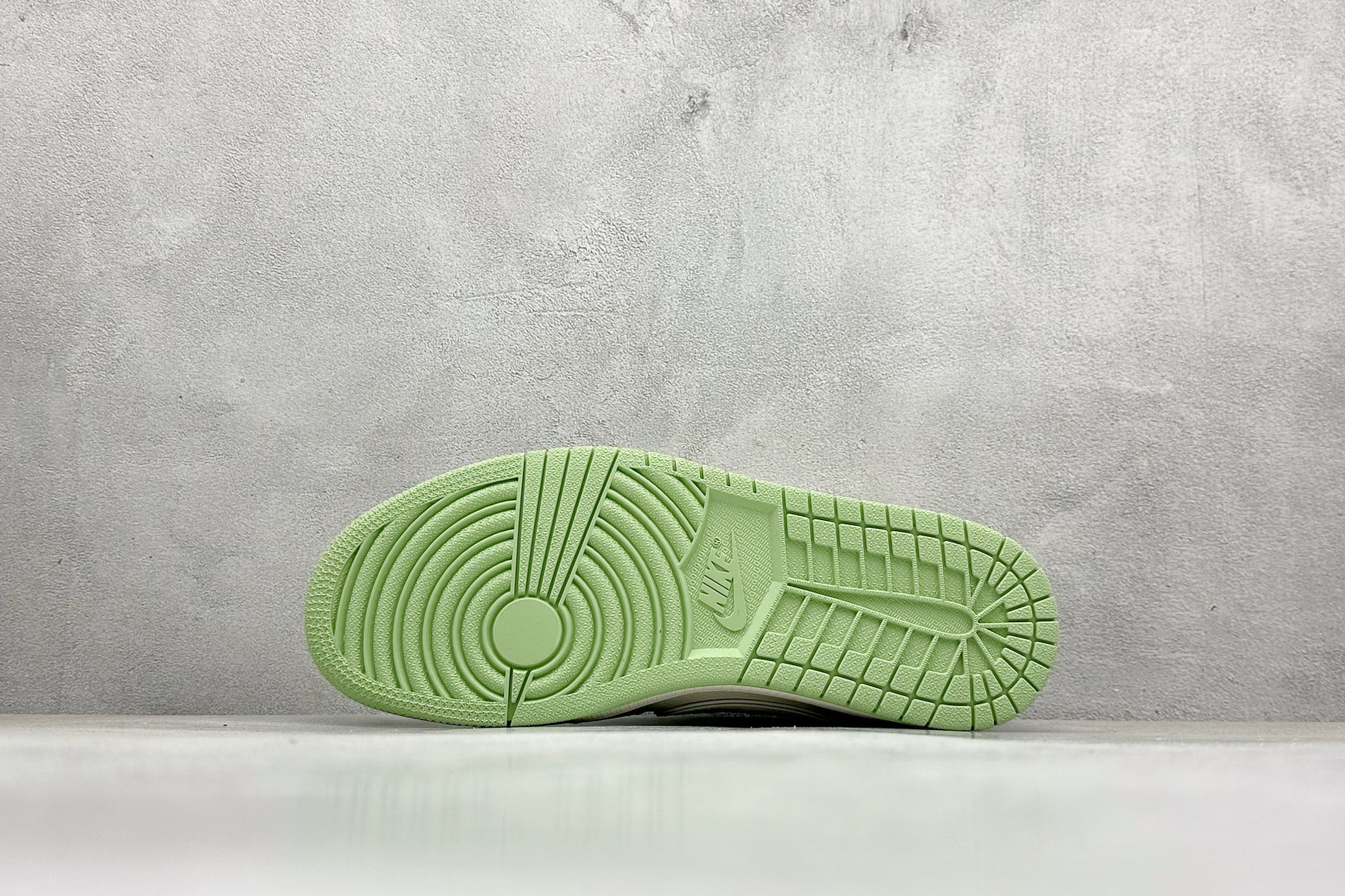 Travis Scott x Nike Air Jordan 1 Low x 拉布布涂鸦 Air Jordan 1 Low 反转绿白拉布布倒钩 XB1979-018