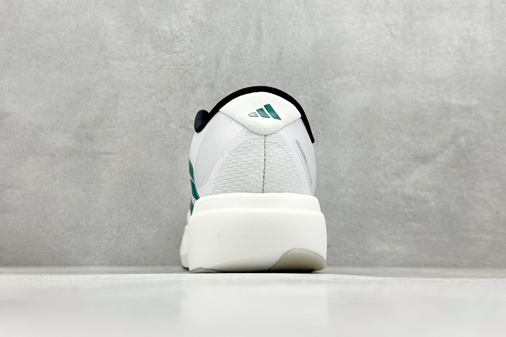 RS版 Adidas Adizero Evo SL 阿迪超轻透气缓震跑鞋 整体外观造型与adiZero Adios Pr