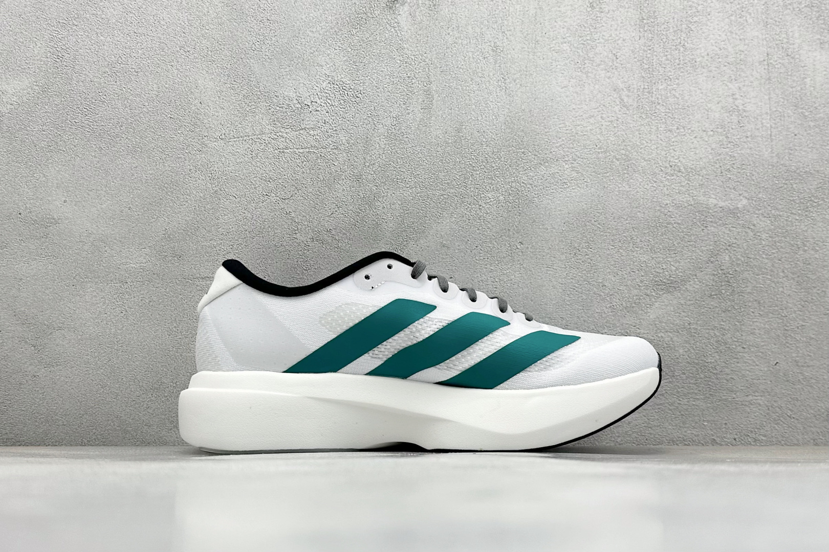RS版 Adidas Adizero Evo SL 阿迪超轻透气缓震跑鞋 整体外观造型与adiZero Adios Pr