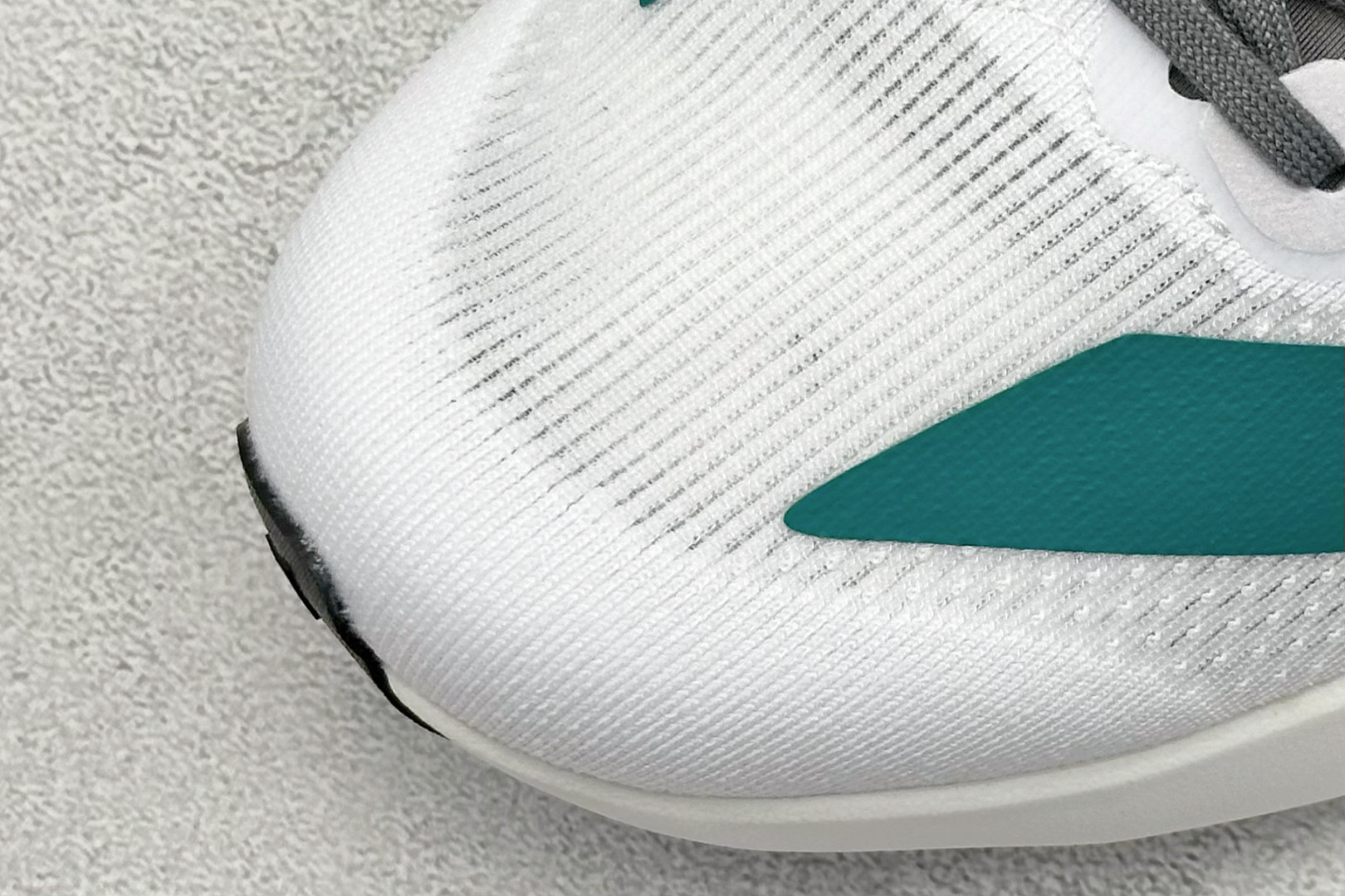 RS版 Adidas Adizero Evo SL 阿迪超轻透气缓震跑鞋 整体外观造型与adiZero Adios Pr