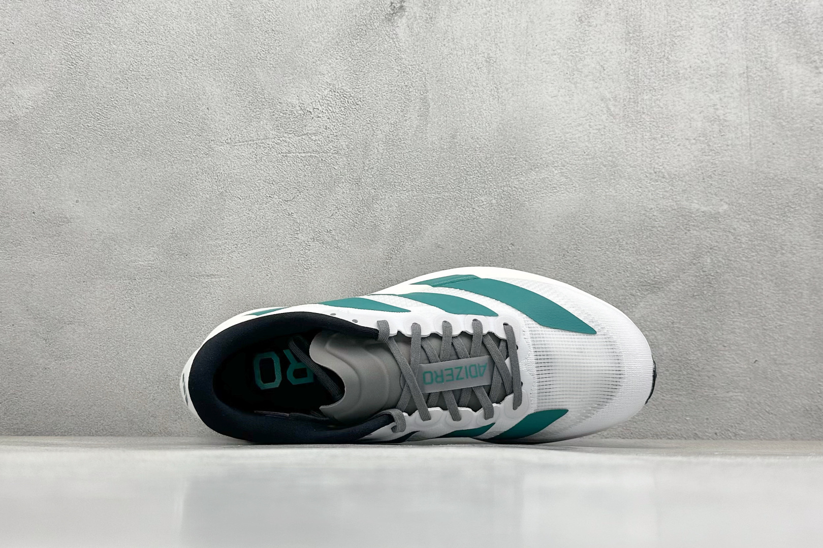 RS版 Adidas Adizero Evo SL 阿迪超轻透气缓震跑鞋 整体外观造型与adiZero Adios Pr