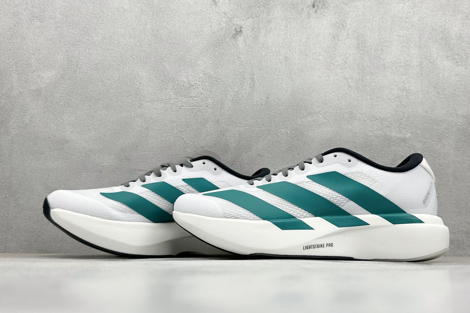 RS版 Adidas Adizero Evo SL 阿迪超轻透气缓震跑鞋 整体外观造型与adiZero Adios Pr