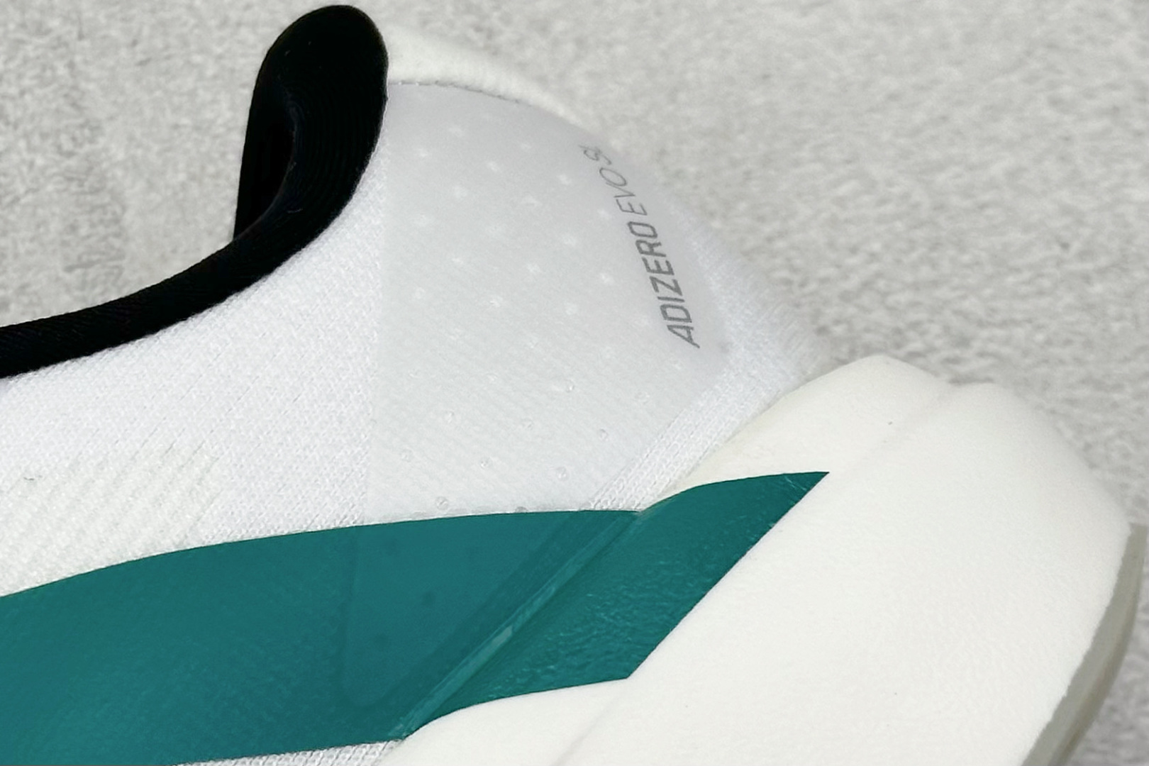 RS版 Adidas Adizero Evo SL 阿迪超轻透气缓震跑鞋 整体外观造型与adiZero Adios Pr