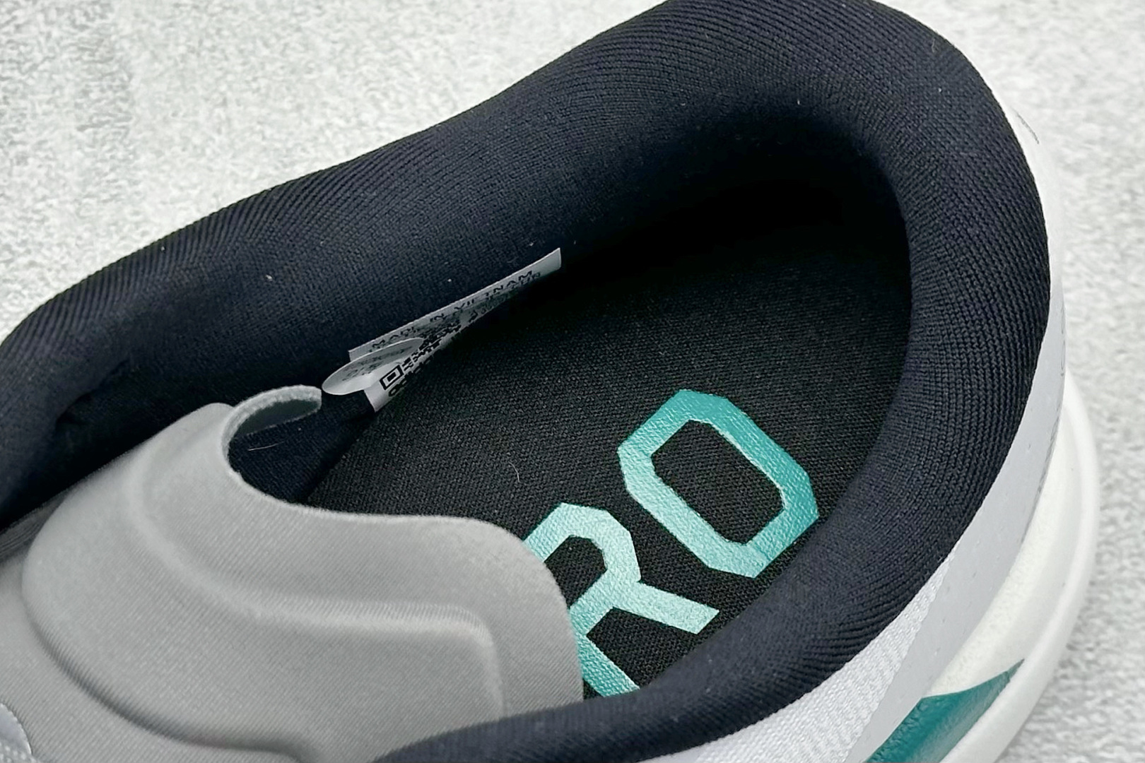 RS版 Adidas Adizero Evo SL 阿迪超轻透气缓震跑鞋 整体外观造型与adiZero Adios Pr