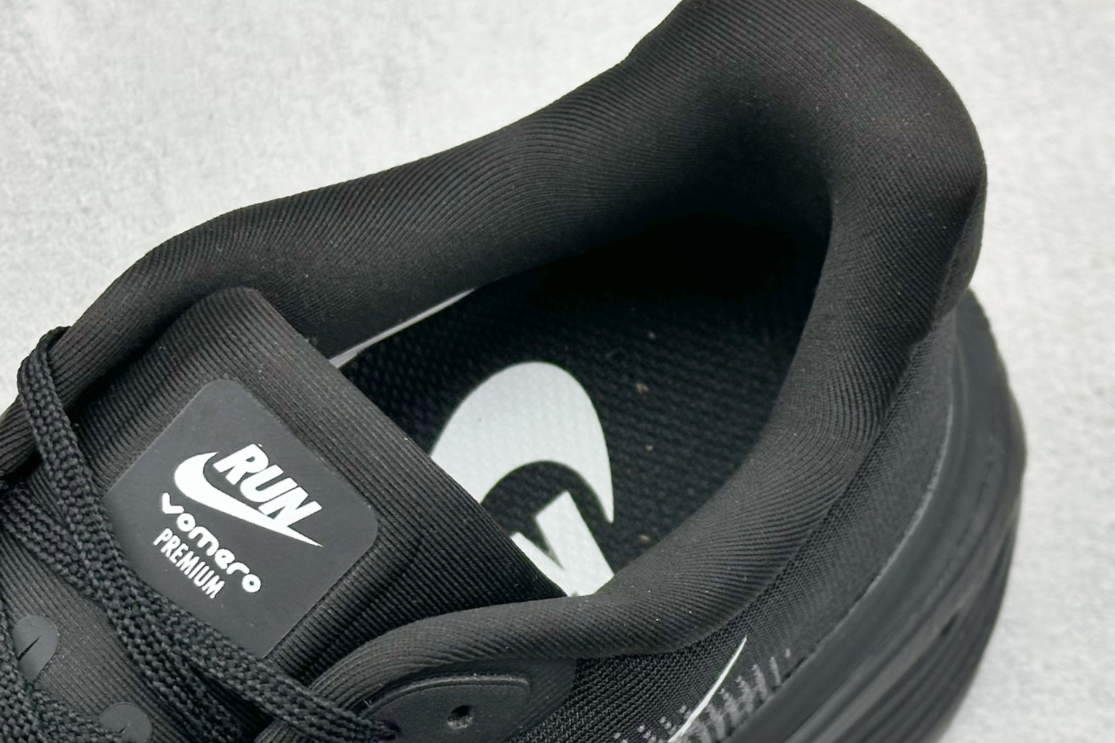 260 NIKE VOMERO PREMIUM 全掌气垫纤维气柱网面跑步鞋  HM5973-100