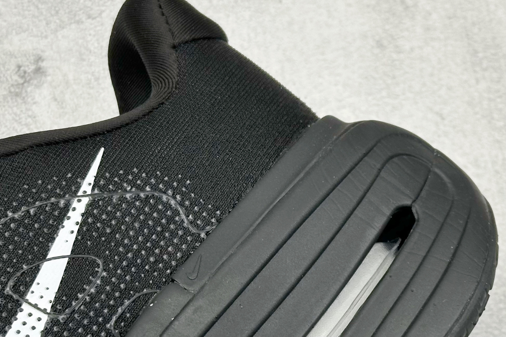 260 NIKE VOMERO PREMIUM 全掌气垫纤维气柱网面跑步鞋  HM5973-100