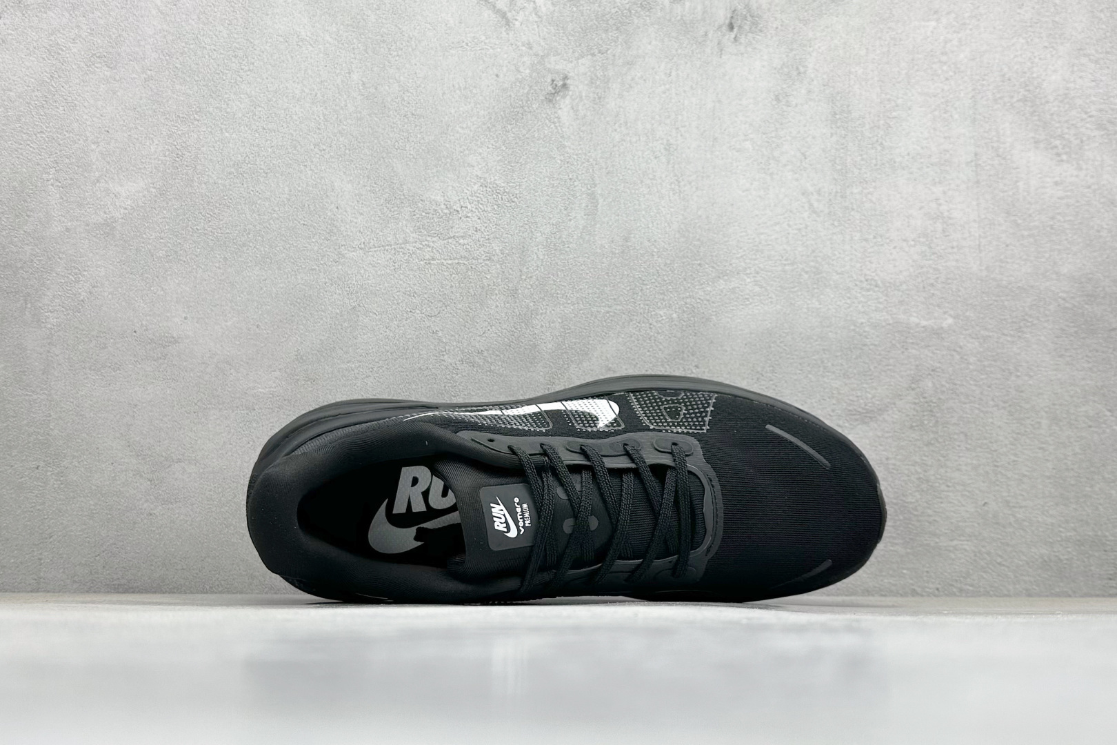 260 NIKE VOMERO PREMIUM 全掌气垫纤维气柱网面跑步鞋  HM5973-100