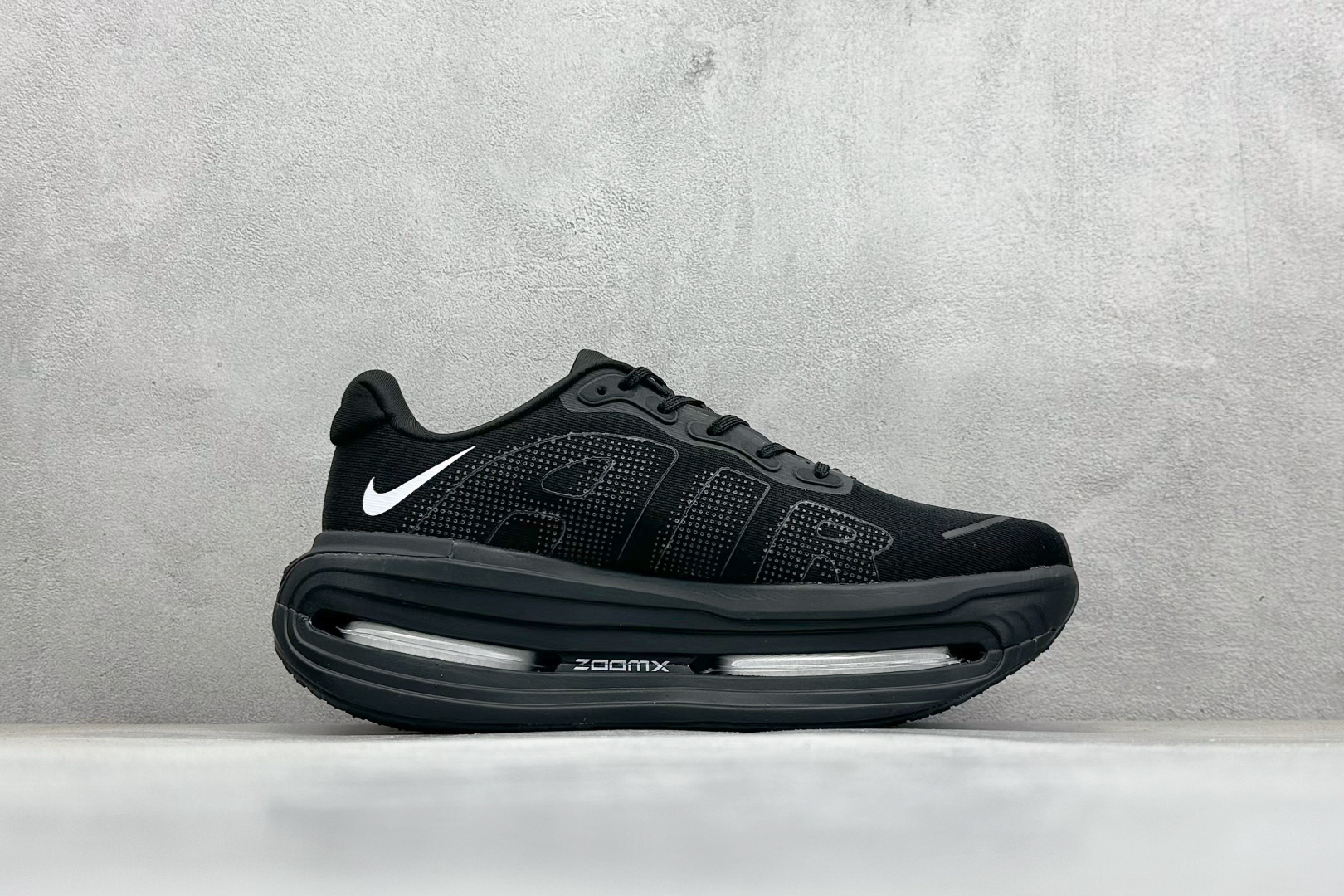 260 NIKE VOMERO PREMIUM 全掌气垫纤维气柱网面跑步鞋  HM5973-100