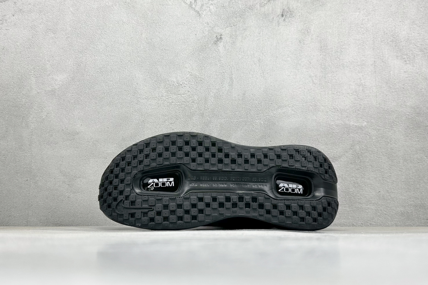 260 NIKE VOMERO PREMIUM 全掌气垫纤维气柱网面跑步鞋  HM5973-100