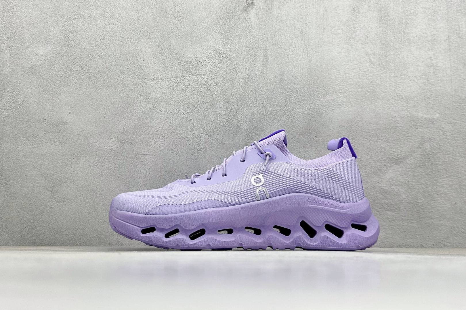 NO:340713,[Spot] Terminal store XD version Loewe x Ona Cloudtilt Loewe Co-branded lightweight sports and casual shoes. The feet feel very comfortable, the soles are soft and wrapping, and the legs are long on the feet, which is very convenient without tying shoelaces~ It is very versatile whether you are casual or sporty. Size 36-45 Code 28, sports shoes series, loewe, loewe, sneakers19860909【現貨】 终端放店 XD版Loewe x On昂跑Cloudtilt 罗意威 联名轻量运动休闲鞋 脚感很舒服,鞋底柔软且包裹性好,上脚显腿长,不用系鞋带很方便～ 不管休闲还是运动都很百搭. 尺码36-45 编码28,运动鞋系列,loewe,loewe,sneakers,Men's shoes