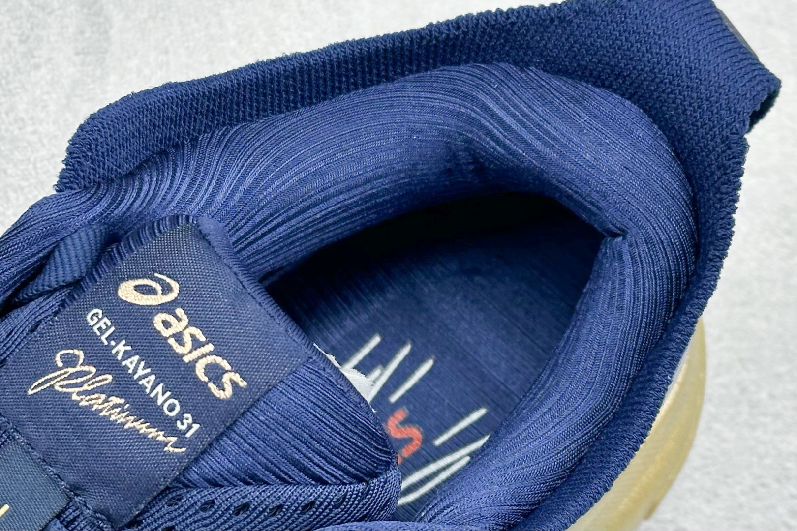 Asics Gel-Kayano 31 亚瑟士系列复古舒适织物休闲跑步鞋 1011B950-400