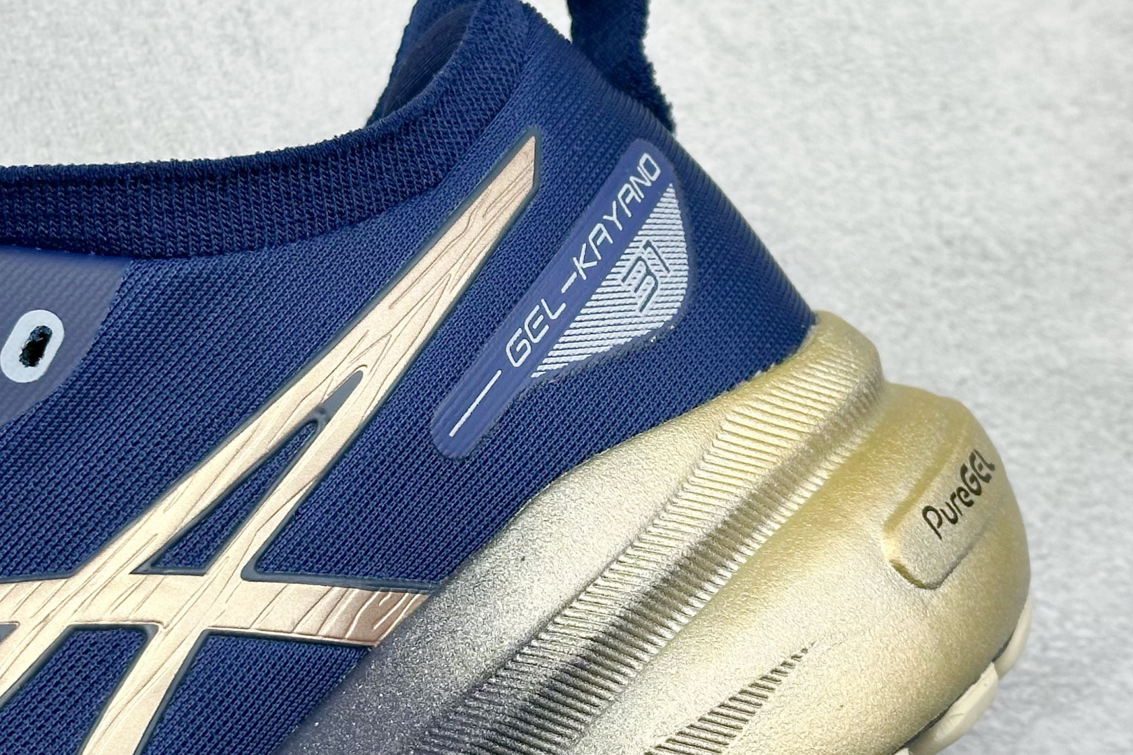 Asics Gel-Kayano 31 亚瑟士系列复古舒适织物休闲跑步鞋 1011B950-400