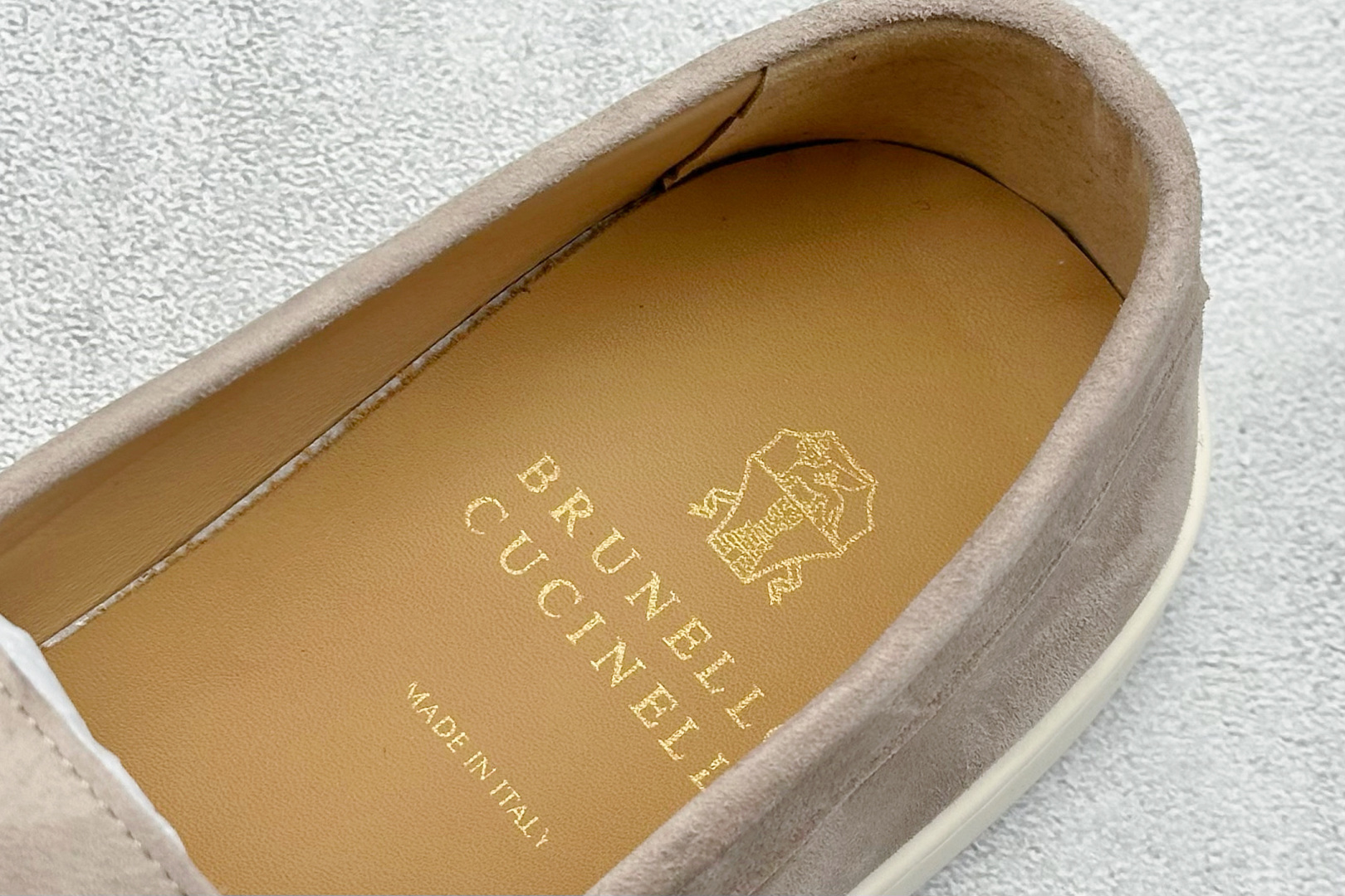 布鲁内洛·库奇内利（Brunello Cucinelli）是1978年由Brunello Cucinelli在意大利创立的高档奢侈品品牌
