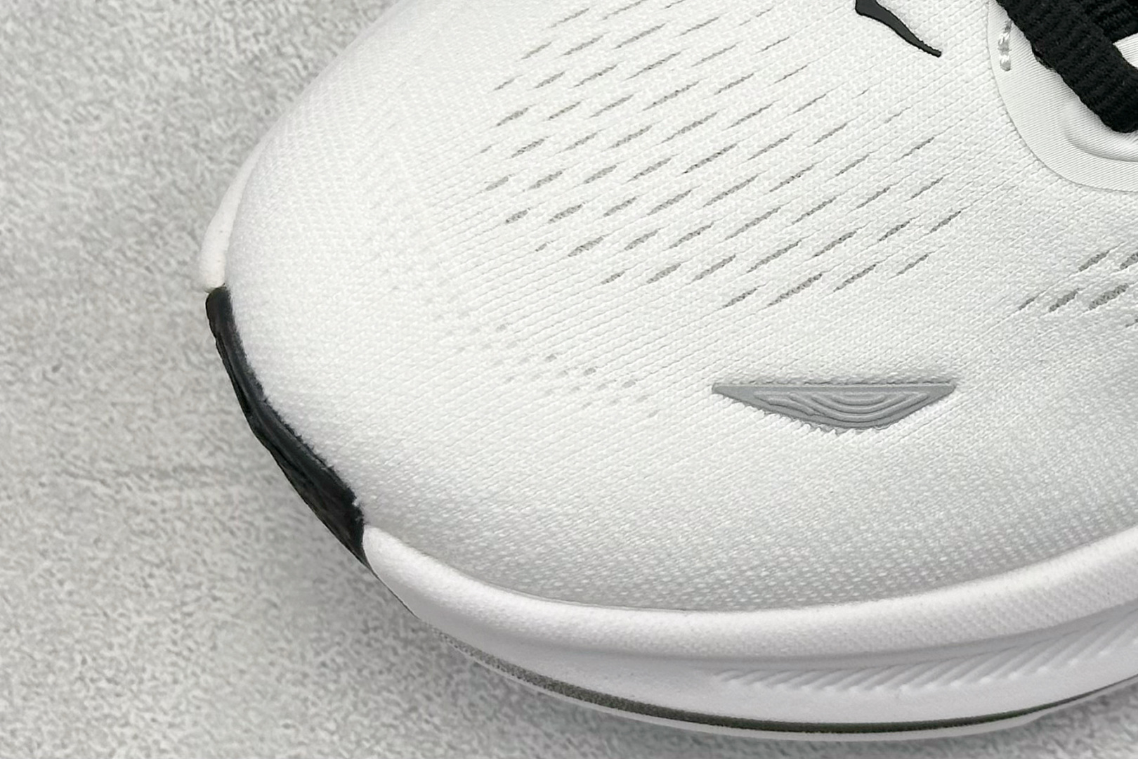 W版 HOKA ONE ONE Bondi 9 机能缓震跑鞋 1162011/WBLC