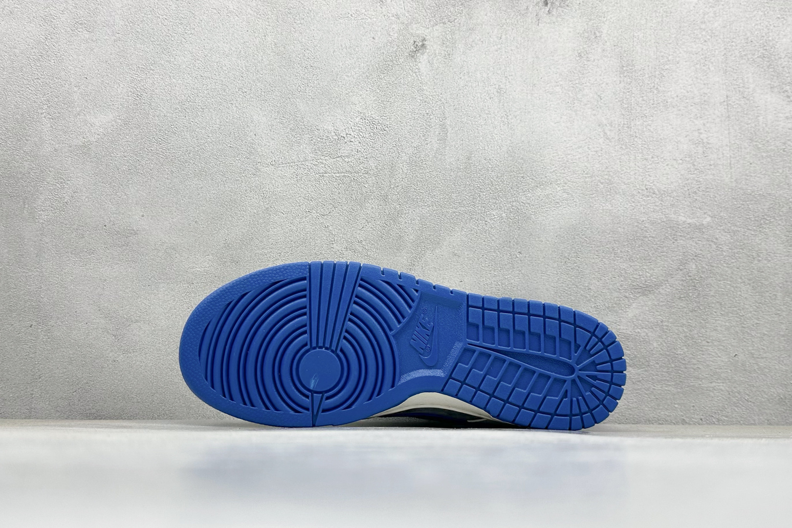 Nike SB Dunk Low “巴黎世家联名---白灰蓝钩”高端定制 低帮休闲板鞋 FX1588-314