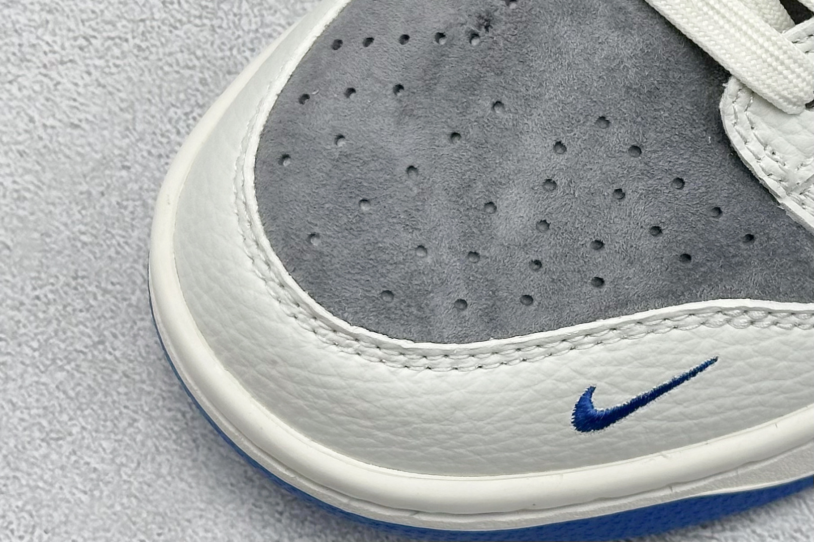 Nike SB Dunk Low “巴黎世家联名---白灰蓝钩”高端定制 低帮休闲板鞋 FX1588-314