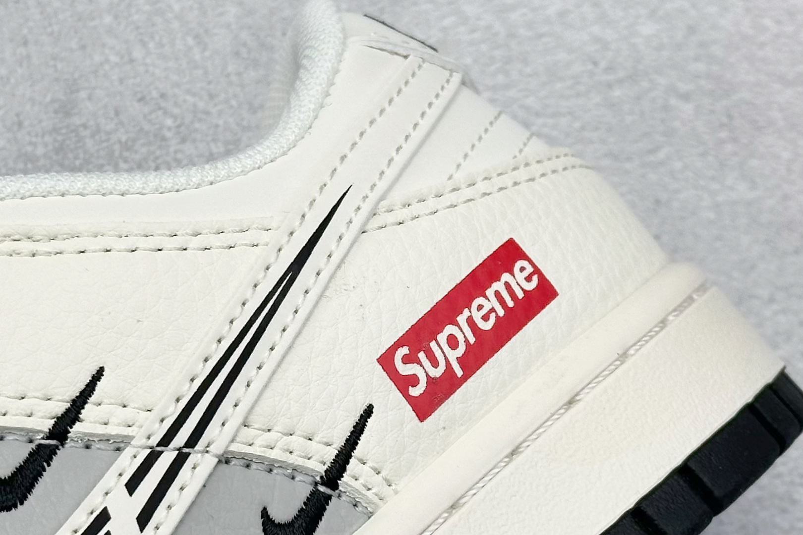 Nike SB Dunk Low Supreme联名 双拼米灰三勾 高端定制 低帮休闲板鞋 QW5836-010