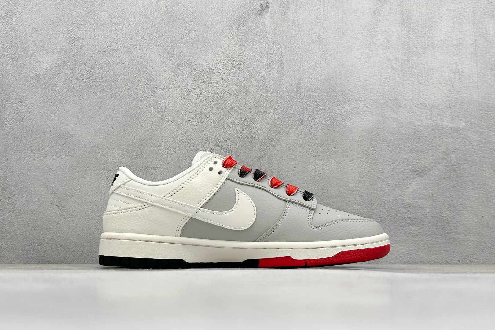 Nike SB Dunk Low Supreme联名 双拼米灰三勾 高端定制 低帮休闲板鞋 QW5836-010