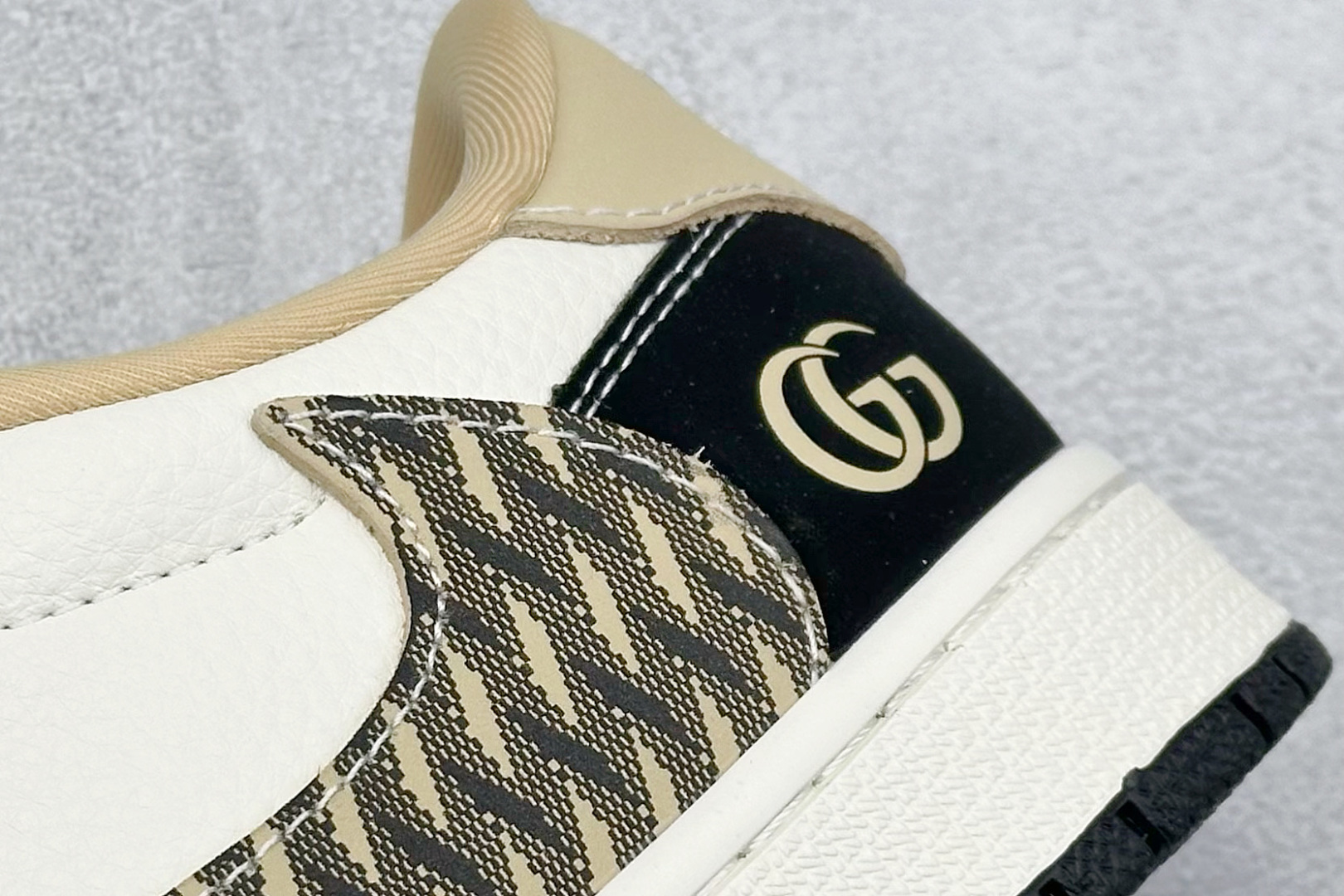 Travis Scott x Nike Air Jordan 1 Low x GUCCI Air Jordan 1 Low 反转黑白倒钩 XB1979-014