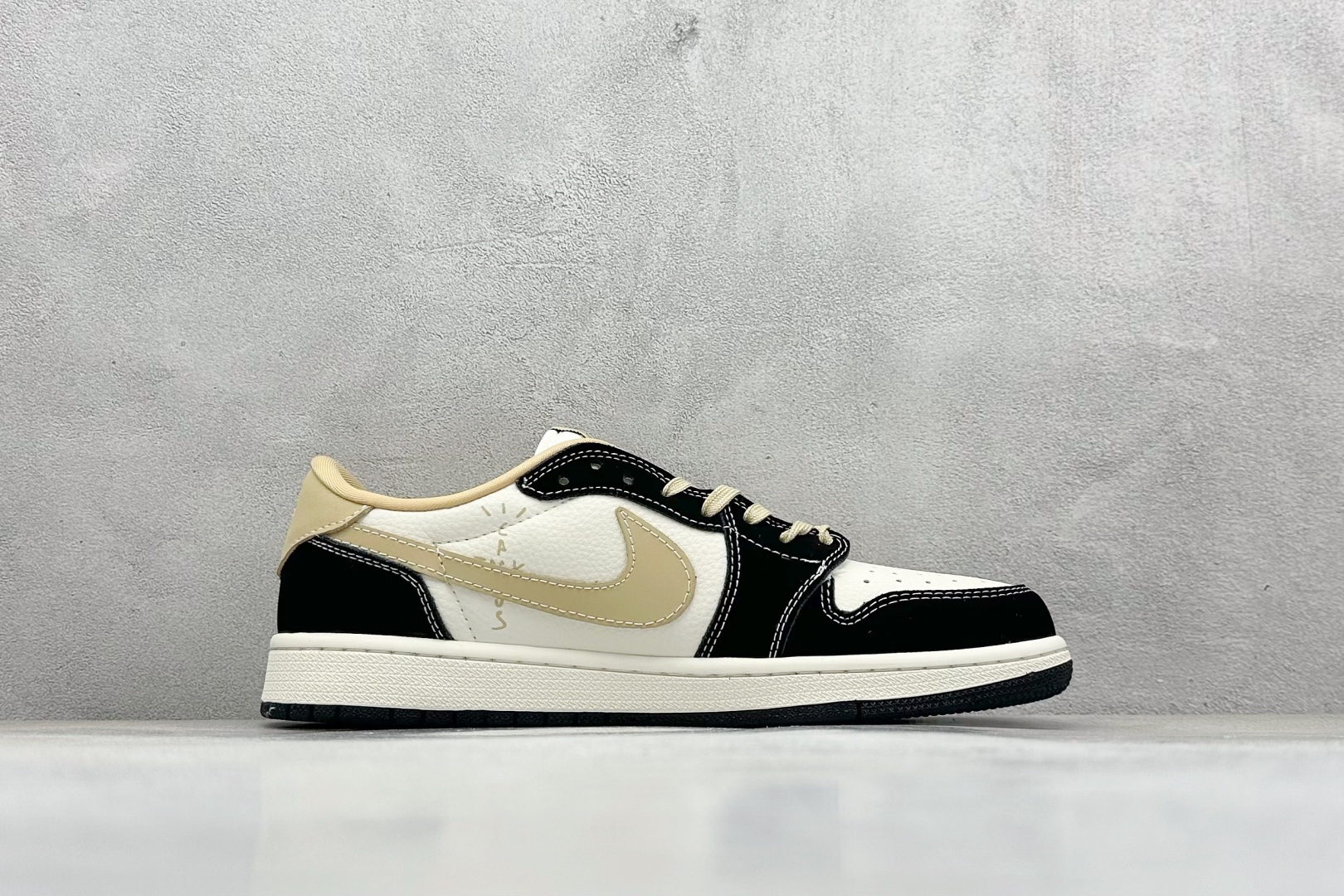 Travis Scott x Nike Air Jordan 1 Low x GUCCI Air Jordan 1 Low 反转黑白倒钩 XB1979-014