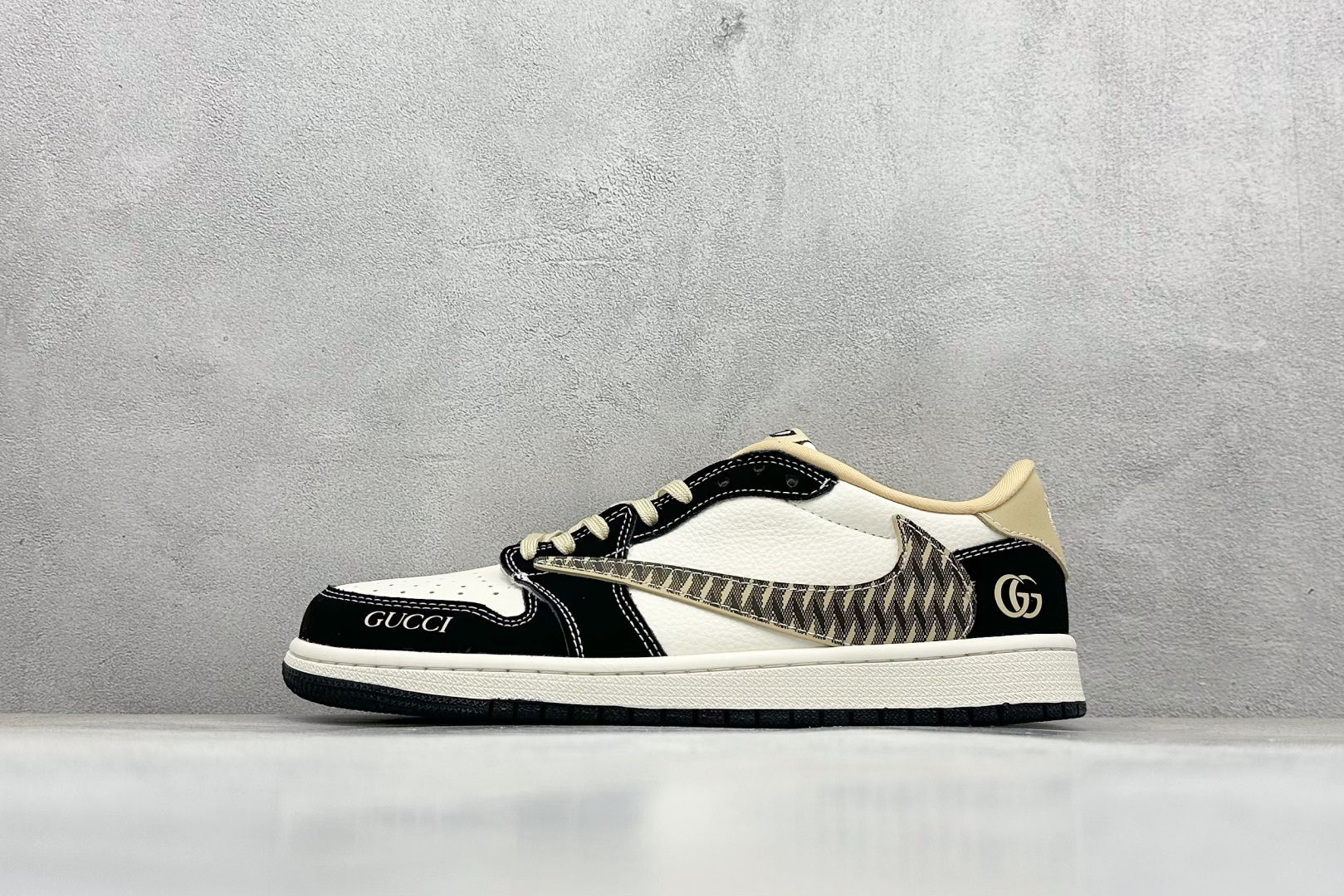 Travis Scott x Nike Air Jordan 1 Low x GUCCI Air Jordan 1 Low 反转黑白倒钩 XB1979-014