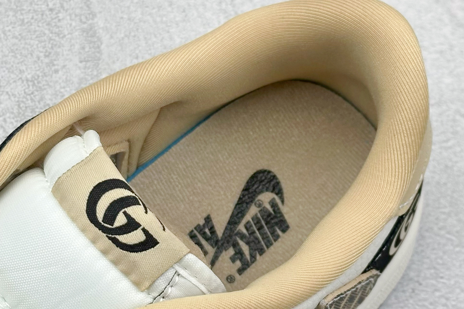 Travis Scott x Nike Air Jordan 1 Low x GUCCI Air Jordan 1 Low 反转黑白倒钩 XB1979-014