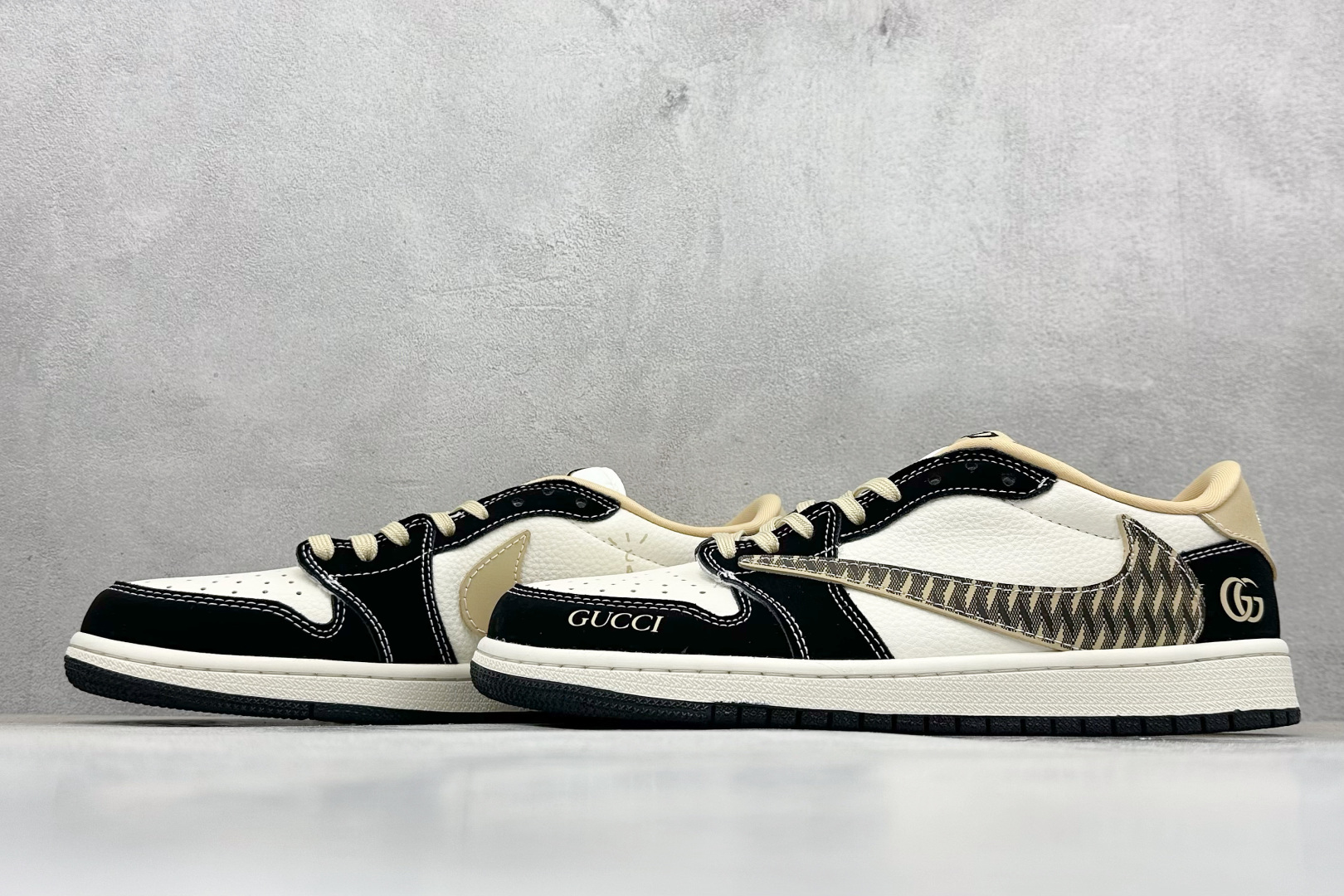 Travis Scott x Nike Air Jordan 1 Low x GUCCI Air Jordan 1 Low 反转黑白倒钩 XB1979-014