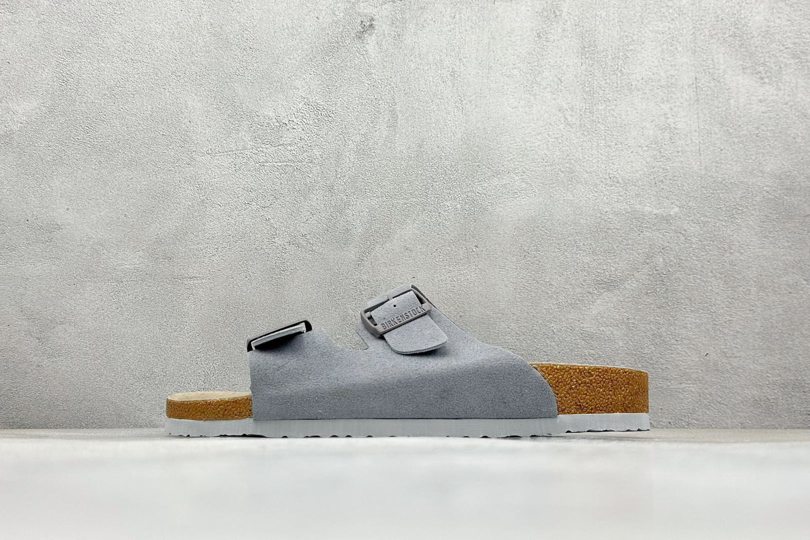 NO:339641,[Spot] Terminal store XL version of Birkenstock London Birken two-fold flip-flops sandal heel design adapts to multiple scenarios for traveling Leather suede fashionable casual flat shoes Cowhide suede soft texture Paired with adjustable shoe buckle to improve wear comfort Ergonomic design dispersing foot pressure Protect the ankle Cork latex footbed has a certain shrinkage and can fit the foot shape after wearing for a long time Size 35-45 Code 25, Sports shoes series, birdenstock, sandals, flats, sneakers, cowhide19860909【現貨】 终端放店 XL版Birkenstock London 博肯 二字拖 凉鞋后跟设计适应多种场景化穿搭出行 皮革绒面时尚休闲平底鞋 牛皮绒面革质地柔软 搭配可调节鞋扣提升穿着舒适度 人体工学设计分散脚部压力 保护脚踝 软木乳胶鞋床具有一定的收缩性 长时间穿着后能贴合脚型 尺码35-45 编码25,运动鞋系列,birkenstock,sandals,flats,sneakers,cowhide,Men's shoes