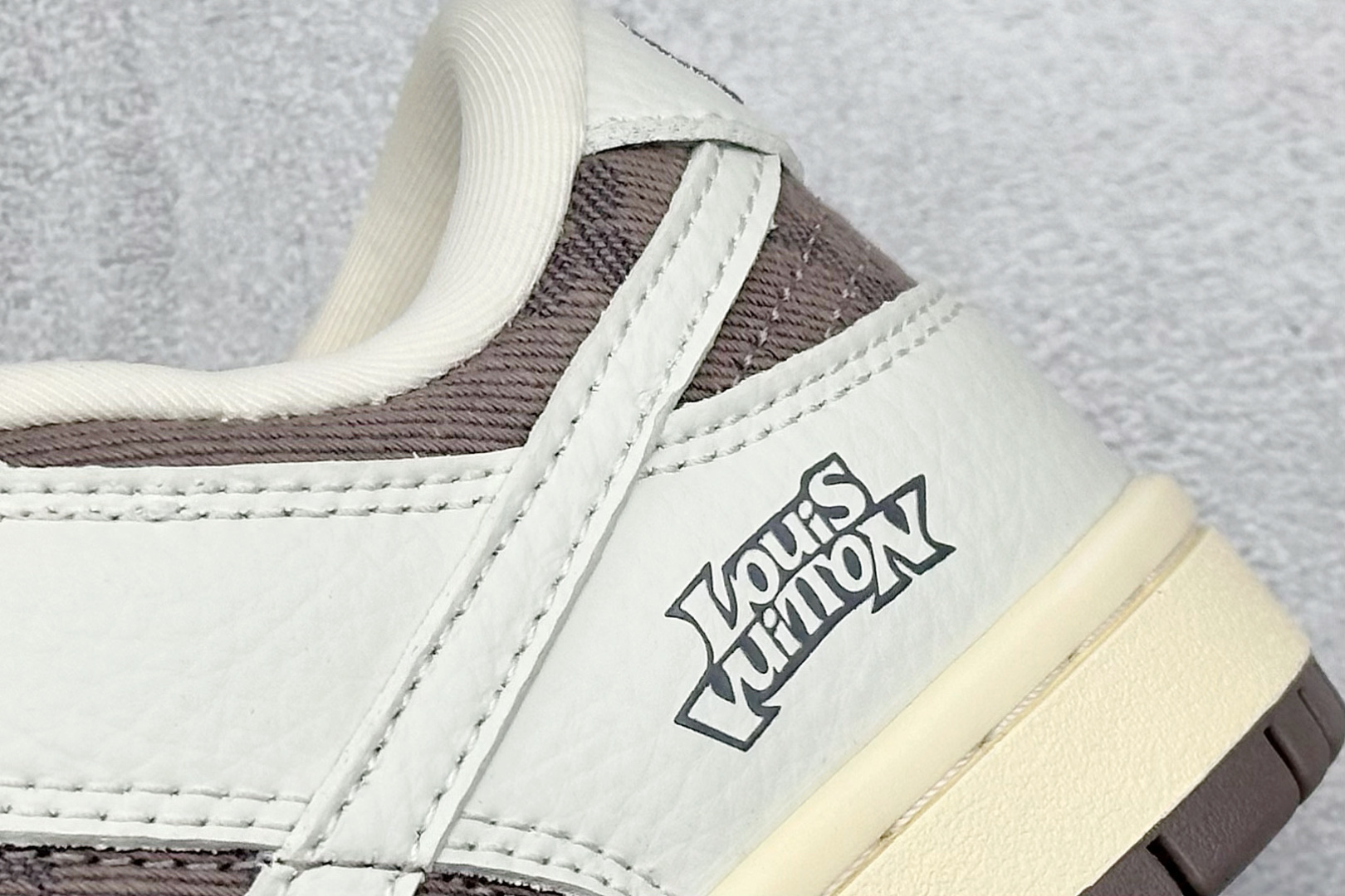 图片[9]-福利特价  Nk SB Dunk Low LV联名-牛仔拼接 周年高端定制 低帮休闲板鞋  #定制鞋盒 大厂纯原品质出货 超高清洁度 皮料切割干净无任何毛边 细节完美   货号：JH8310-956 尺码：36 36.5 37.5 38 38.5 39 40 40.5 41 42 42.5 43 44 44.5 45-选品中心