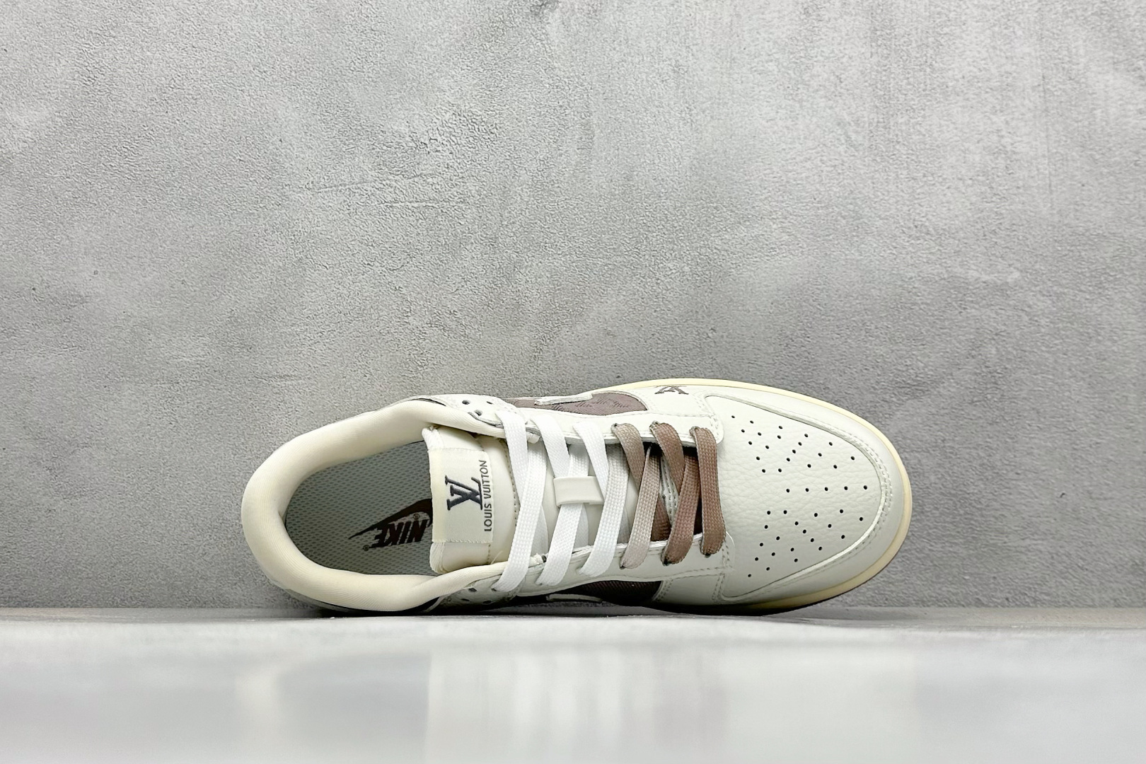 图片[3]-福利特价  Nk SB Dunk Low LV联名-牛仔拼接 周年高端定制 低帮休闲板鞋  #定制鞋盒 大厂纯原品质出货 超高清洁度 皮料切割干净无任何毛边 细节完美   货号：JH8310-956 尺码：36 36.5 37.5 38 38.5 39 40 40.5 41 42 42.5 43 44 44.5 45-选品中心