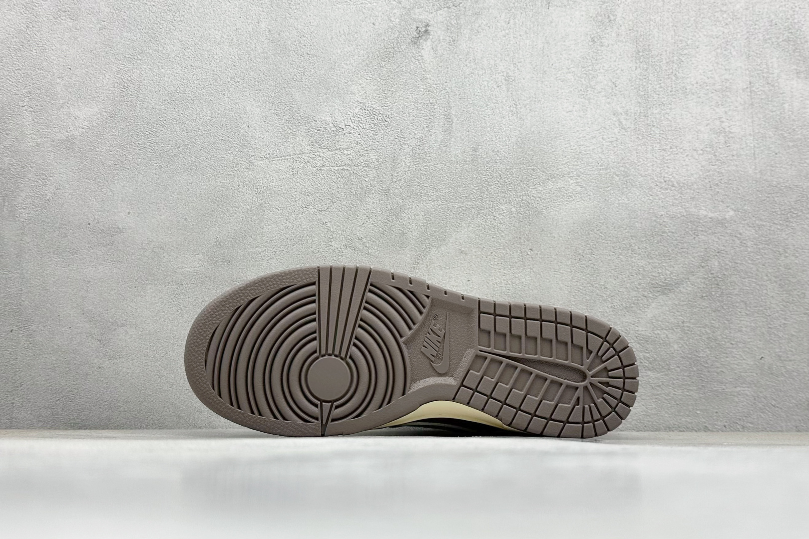 图片[4]-福利特价  Nk SB Dunk Low LV联名-牛仔拼接 周年高端定制 低帮休闲板鞋  #定制鞋盒 大厂纯原品质出货 超高清洁度 皮料切割干净无任何毛边 细节完美   货号：JH8310-956 尺码：36 36.5 37.5 38 38.5 39 40 40.5 41 42 42.5 43 44 44.5 45-选品中心