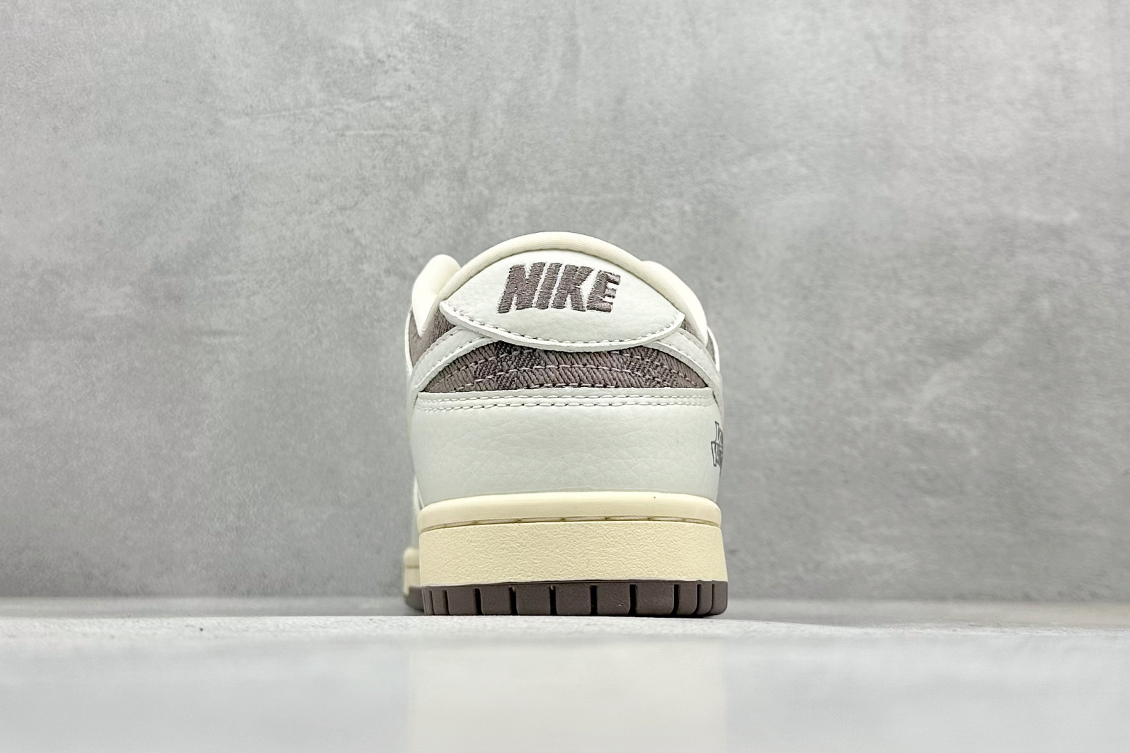 图片[6]-福利特价  Nk SB Dunk Low LV联名-牛仔拼接 周年高端定制 低帮休闲板鞋  #定制鞋盒 大厂纯原品质出货 超高清洁度 皮料切割干净无任何毛边 细节完美   货号：JH8310-956 尺码：36 36.5 37.5 38 38.5 39 40 40.5 41 42 42.5 43 44 44.5 45-选品中心
