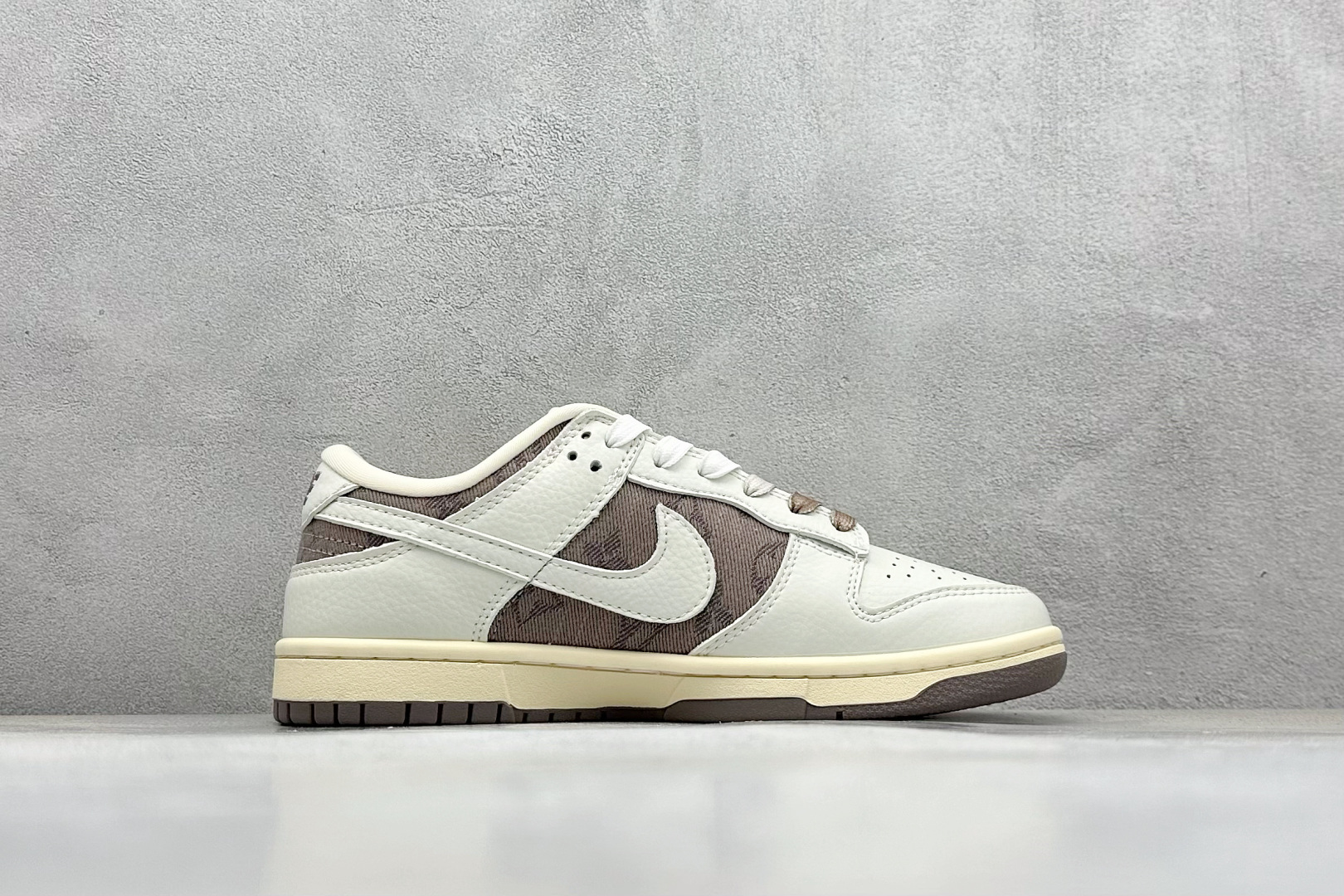 图片[2]-福利特价  Nk SB Dunk Low LV联名-牛仔拼接 周年高端定制 低帮休闲板鞋  #定制鞋盒 大厂纯原品质出货 超高清洁度 皮料切割干净无任何毛边 细节完美   货号：JH8310-956 尺码：36 36.5 37.5 38 38.5 39 40 40.5 41 42 42.5 43 44 44.5 45-选品中心