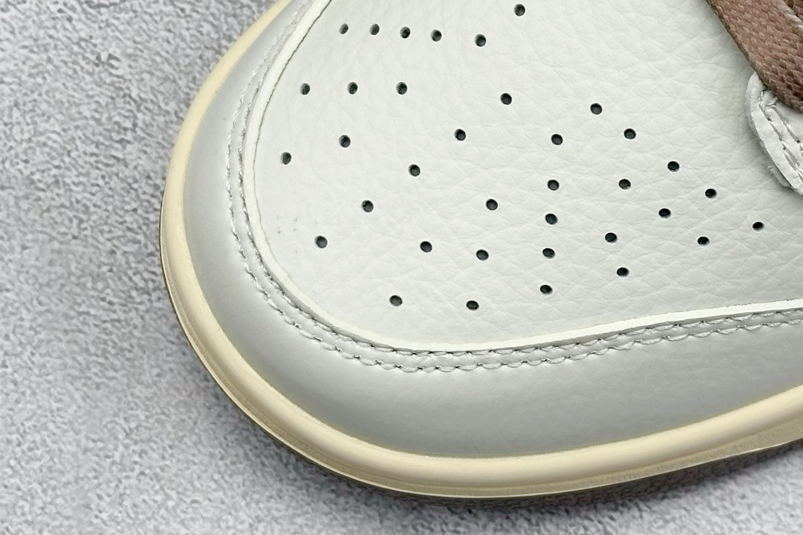 图片[7]-福利特价  Nk SB Dunk Low LV联名-牛仔拼接 周年高端定制 低帮休闲板鞋  #定制鞋盒 大厂纯原品质出货 超高清洁度 皮料切割干净无任何毛边 细节完美   货号：JH8310-956 尺码：36 36.5 37.5 38 38.5 39 40 40.5 41 42 42.5 43 44 44.5 45-选品中心