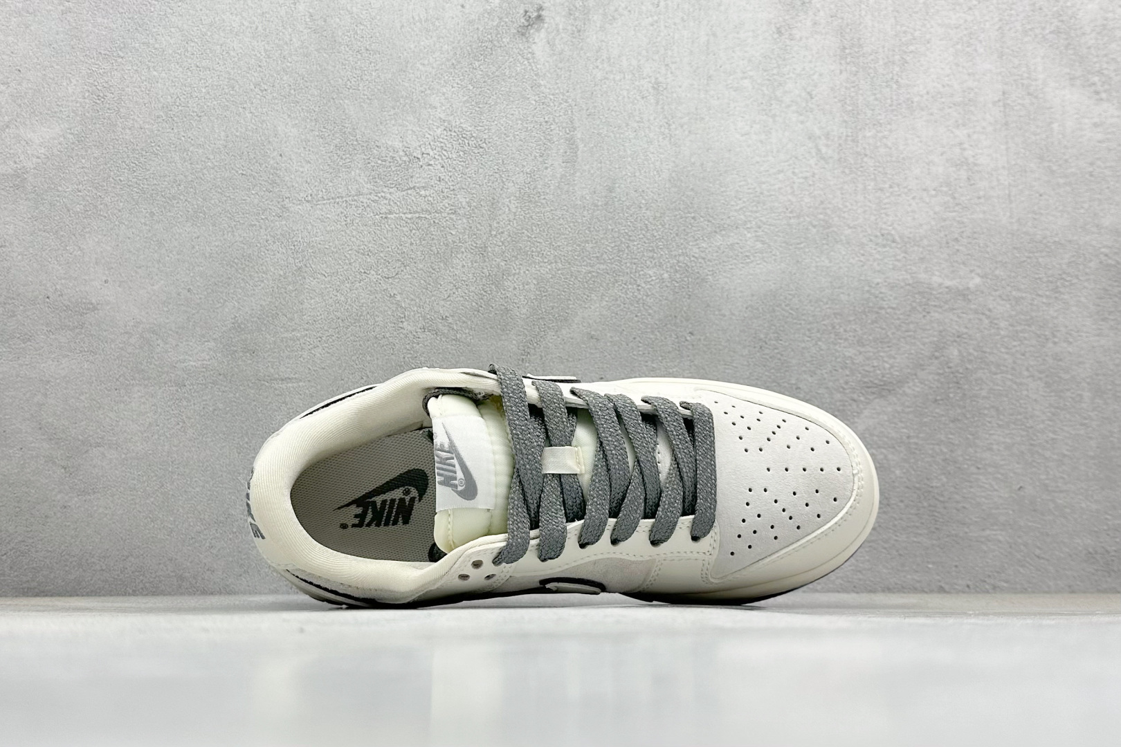 图片[3]-Nike SB Dunk Low x The North Face 白灰 纯原大厂出品 极力推荐 原装头层材料 独家版型蒸餾加工 帶來的是更好的视觉和脚感体验 大厂纯原品质出货 清洁度 电绣工艺 皮料切割干净无任何毛边 细节完美 货号：XX2025 326 尺码：36 36.5 37.5 38 38.5 39 40 40.5 41 42 42.5 43 44 44.5 45-选品中心