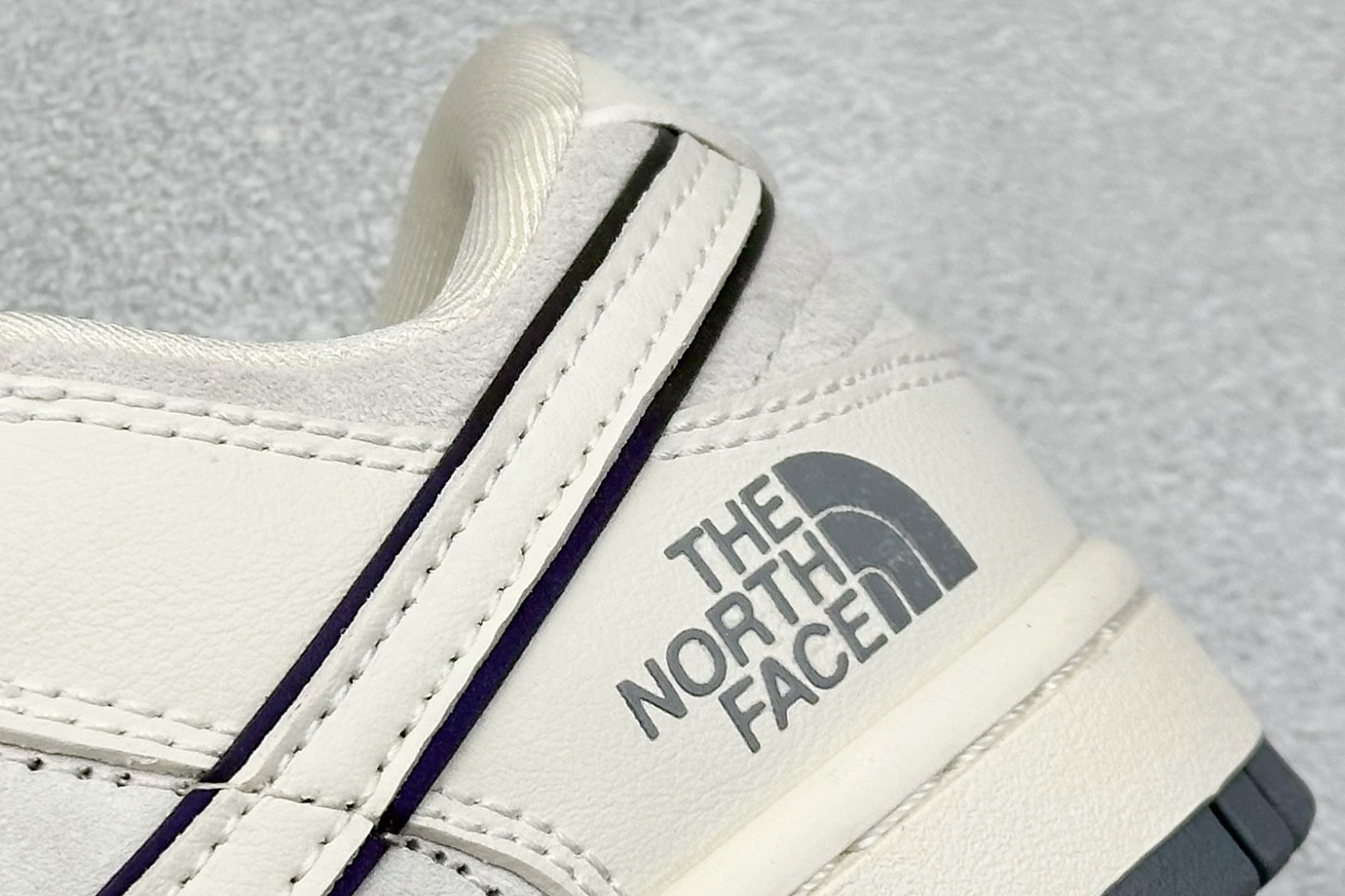 图片[9]-Nike SB Dunk Low x The North Face 白灰 纯原大厂出品 极力推荐 原装头层材料 独家版型蒸餾加工 帶來的是更好的视觉和脚感体验 大厂纯原品质出货 清洁度 电绣工艺 皮料切割干净无任何毛边 细节完美 货号：XX2025 326 尺码：36 36.5 37.5 38 38.5 39 40 40.5 41 42 42.5 43 44 44.5 45-选品中心