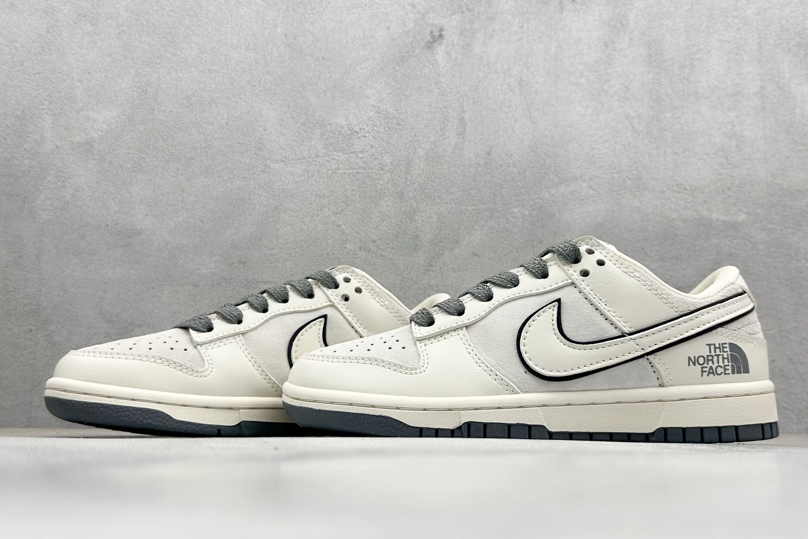 图片[5]-Nike SB Dunk Low x The North Face 白灰 纯原大厂出品 极力推荐 原装头层材料 独家版型蒸餾加工 帶來的是更好的视觉和脚感体验 大厂纯原品质出货 清洁度 电绣工艺 皮料切割干净无任何毛边 细节完美 货号：XX2025 326 尺码：36 36.5 37.5 38 38.5 39 40 40.5 41 42 42.5 43 44 44.5 45-选品中心
