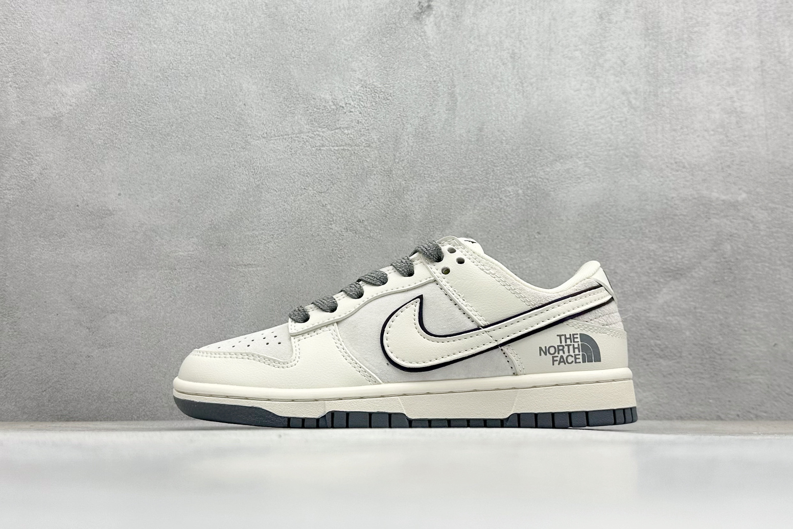 Nike SB Dunk Low x The North Face 白灰 纯原大厂出品 极力推荐 原装头层材料 独家版型蒸餾加工 帶來的是更好的视觉和脚感体验 大厂纯原品质出货 清洁度 电绣工艺 皮料切割干净无任何毛边 细节完美 货号：XX2025 326 尺码：36 36.5 37.5 38 38.5 39 40 40.5 41 42 42.5 43 44 44.5 45-选品中心