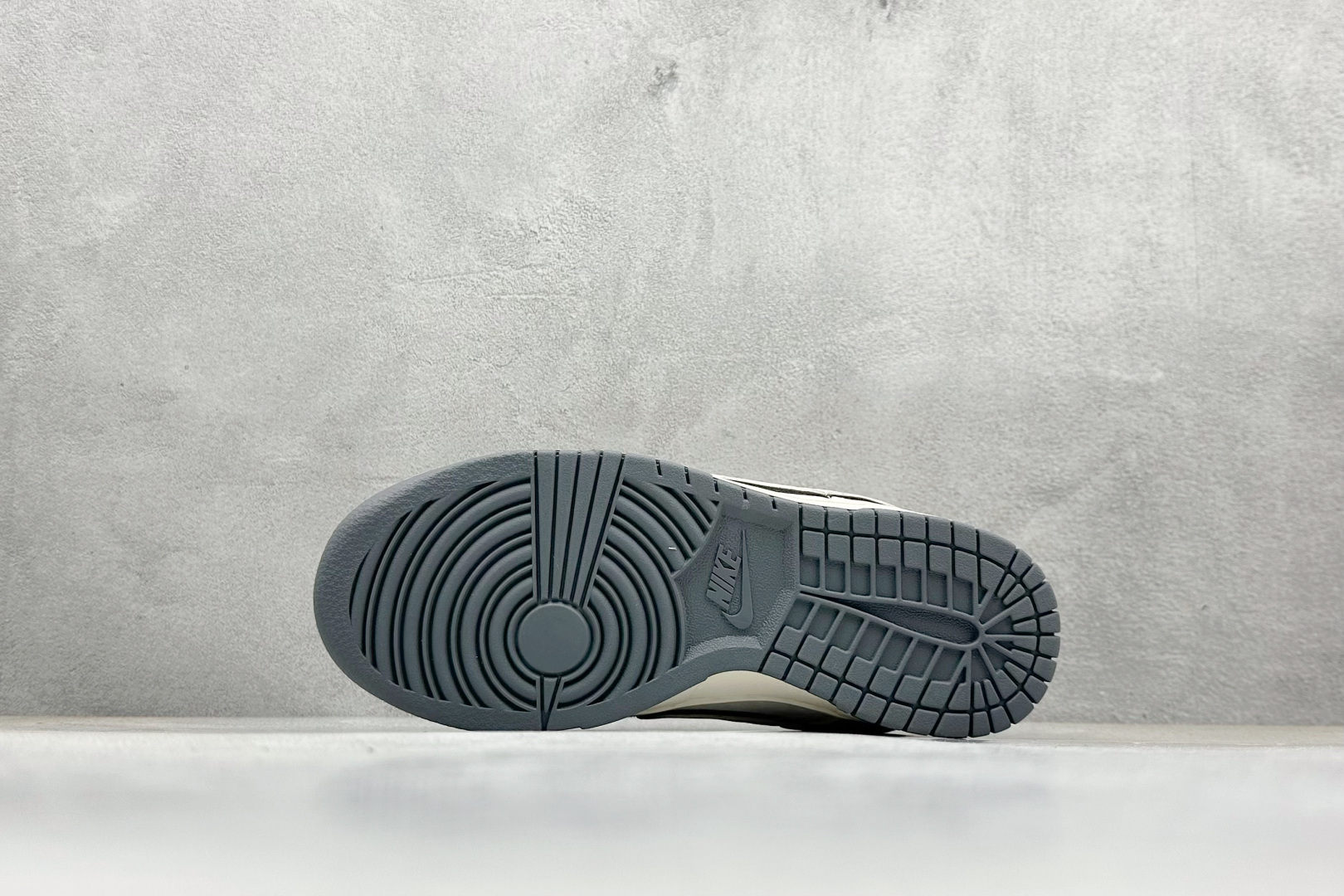 图片[4]-Nike SB Dunk Low x The North Face 白灰 纯原大厂出品 极力推荐 原装头层材料 独家版型蒸餾加工 帶來的是更好的视觉和脚感体验 大厂纯原品质出货 清洁度 电绣工艺 皮料切割干净无任何毛边 细节完美 货号：XX2025 326 尺码：36 36.5 37.5 38 38.5 39 40 40.5 41 42 42.5 43 44 44.5 45-选品中心